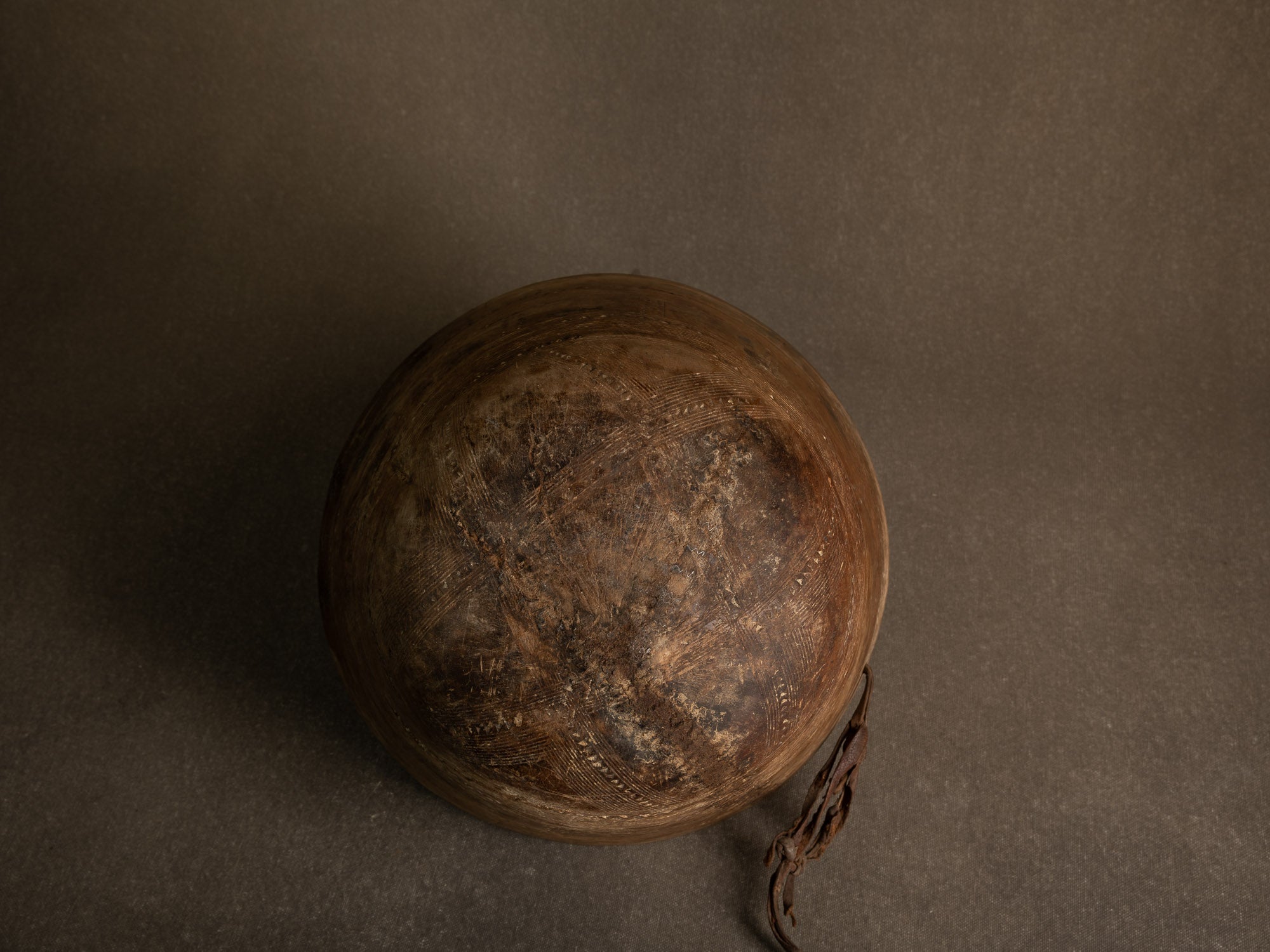 Grand bol monoxyle touareg, Niger (mitan du XXe siècle)..Large Tuareg monoxyl bowl, Niger (mid-20th century)