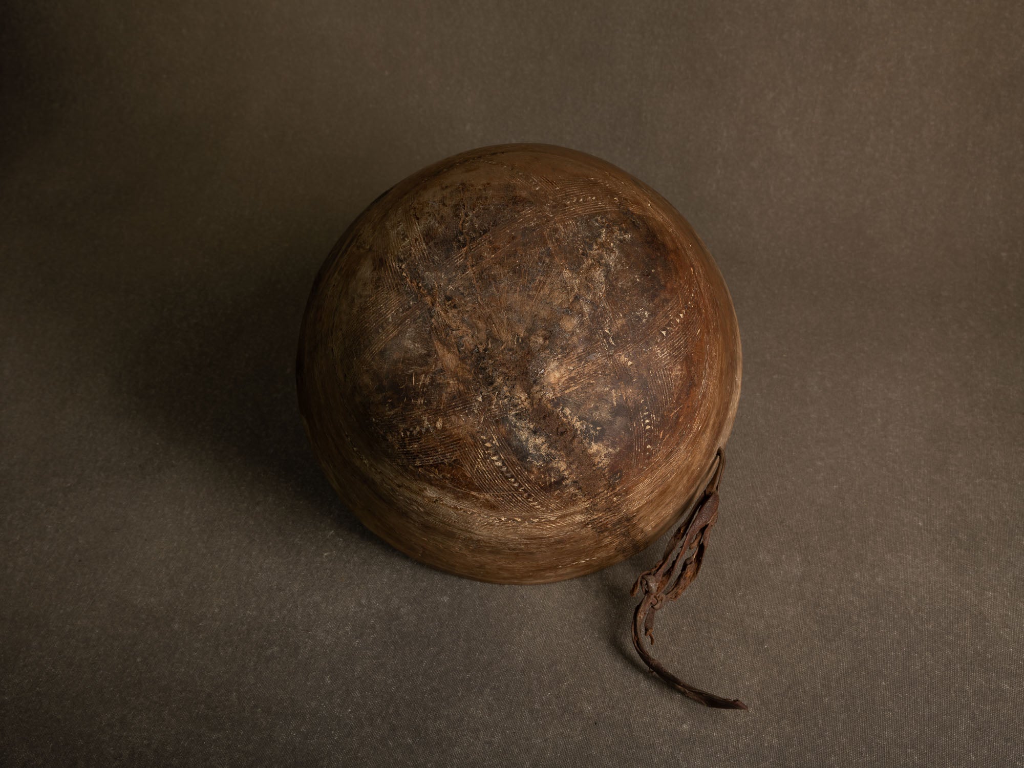 Grand bol monoxyle touareg, Niger (mitan du XXe siècle)..Large Tuareg monoxyl bowl, Niger (mid-20th century)