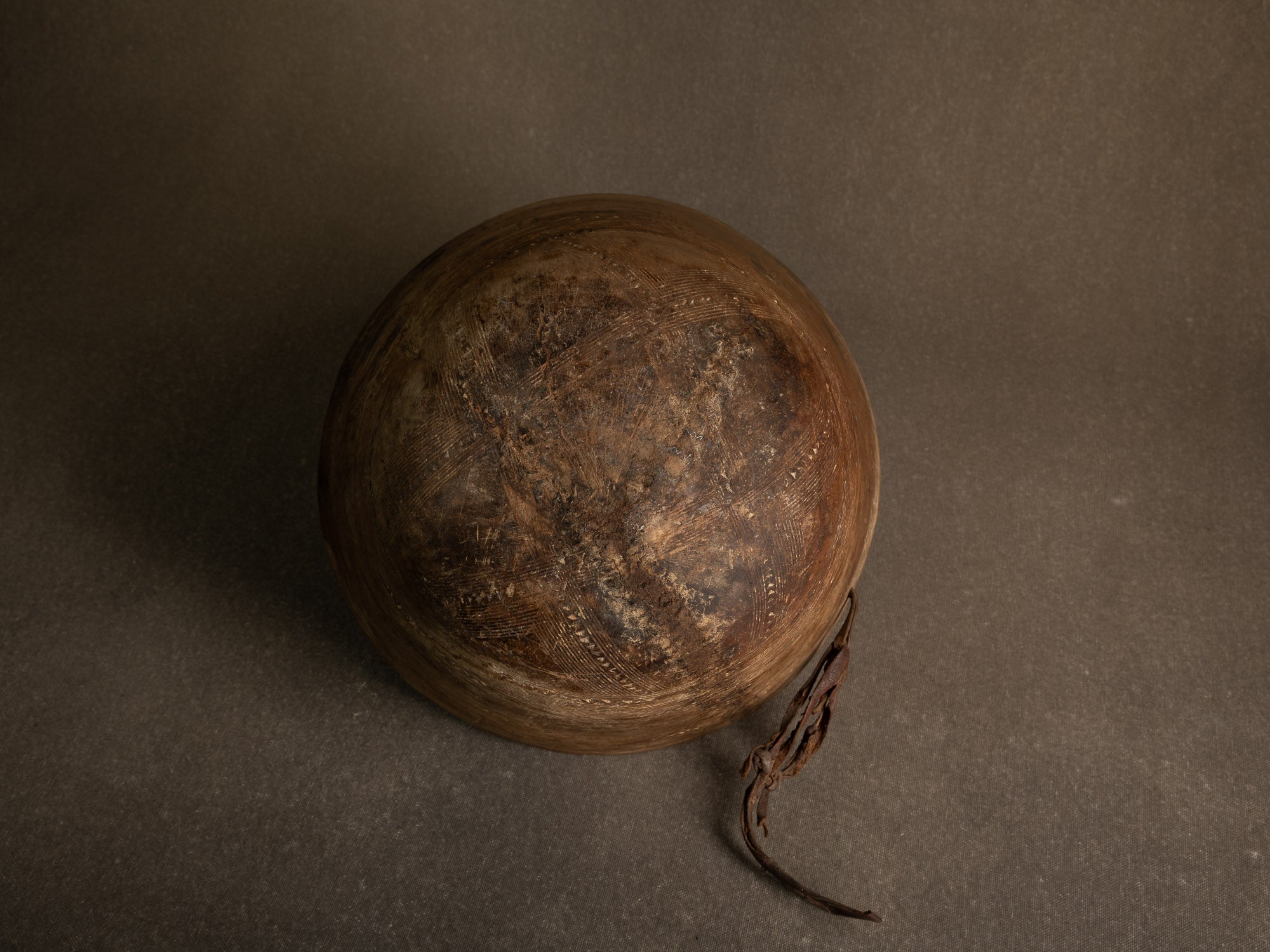 Grand bol monoxyle touareg, Niger (mitan du XXe siècle)..Large Tuareg monoxyl bowl, Niger (mid-20th century)