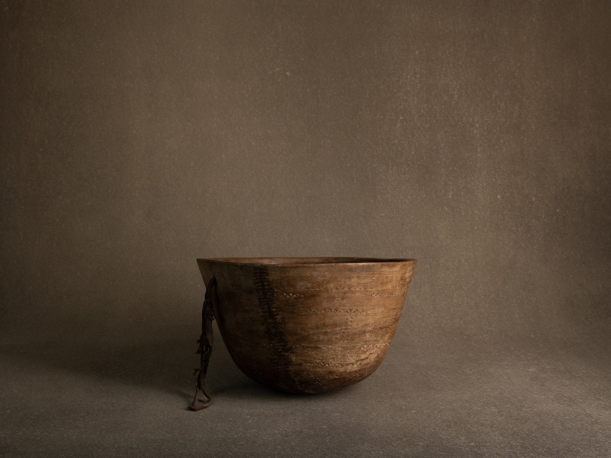Grand bol monoxyle touareg, Niger (mitan du XXe siècle)..Large Tuareg monoxyl bowl, Niger (mid-20th century)