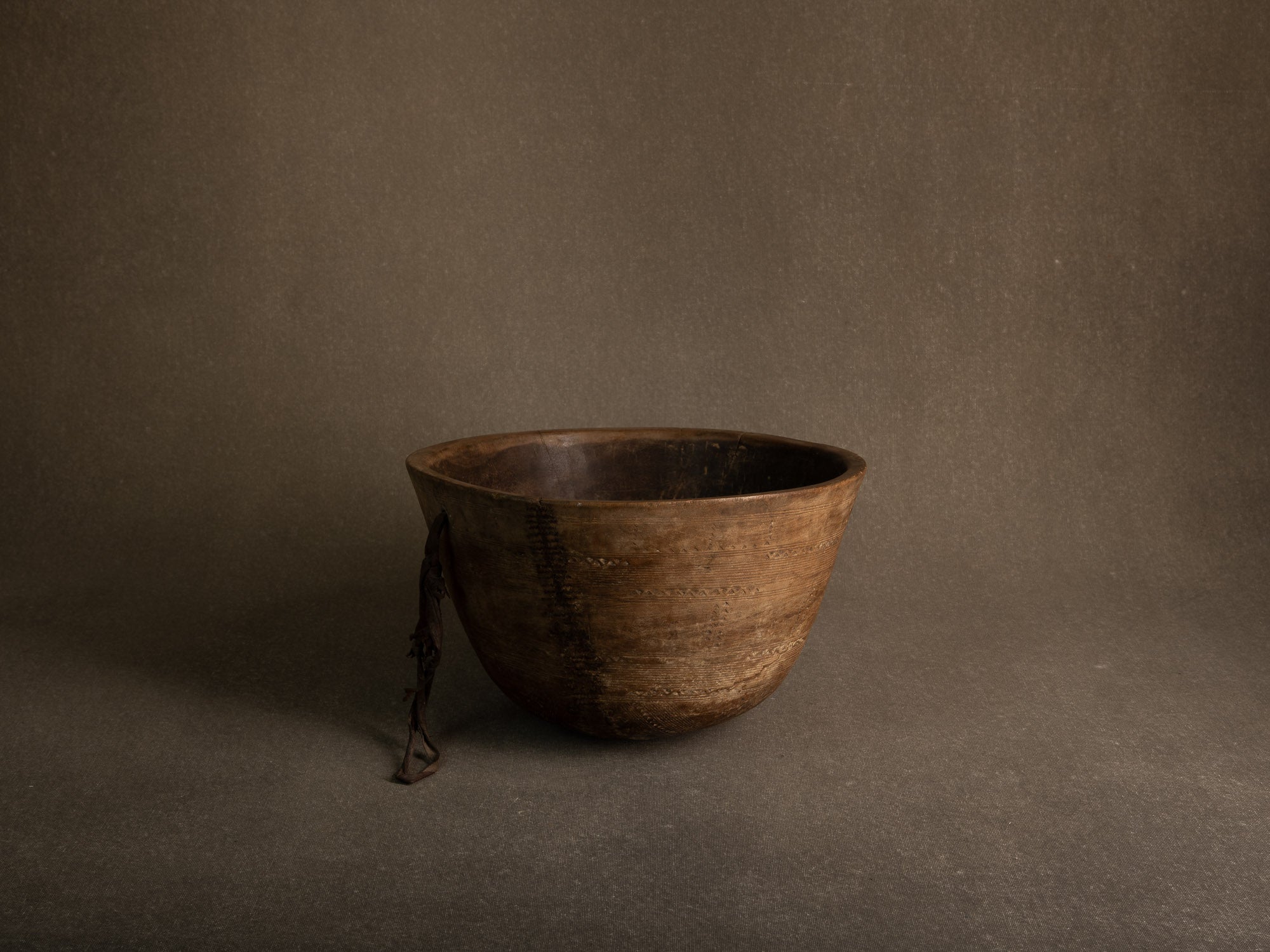 Grand bol monoxyle touareg, Niger (mitan du XXe siècle)..Large Tuareg monoxyl bowl, Niger (mid-20th century)