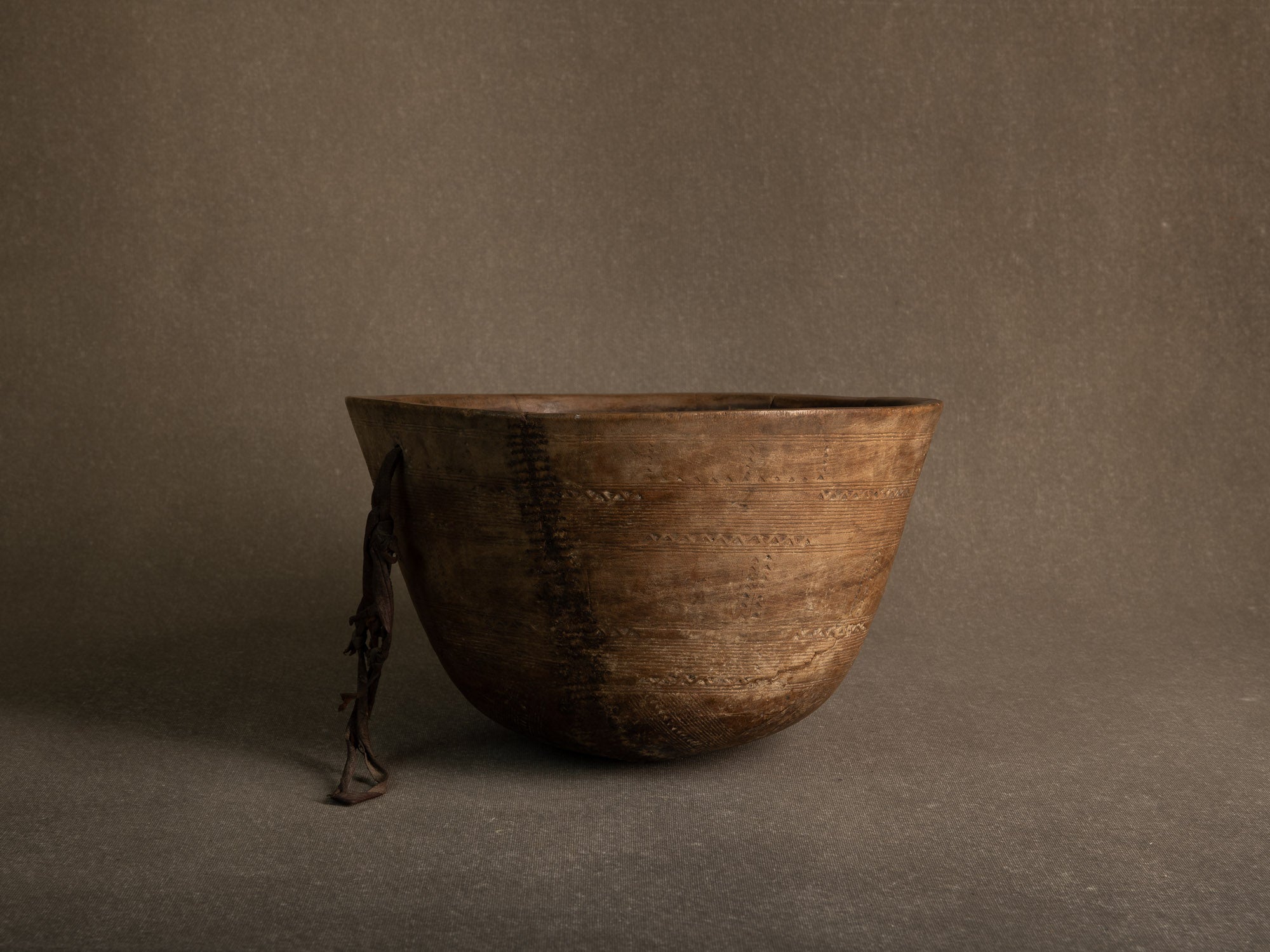 Grand bol monoxyle touareg, Niger (mitan du XXe siècle)..Large Tuareg monoxyl bowl, Niger (mid-20th century)