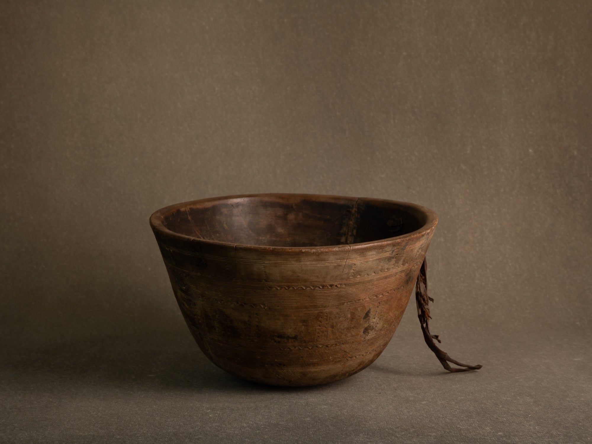 Grand bol monoxyle touareg, Niger (mitan du XXe siècle)..Large Tuareg monoxyl bowl, Niger (mid-20th century)