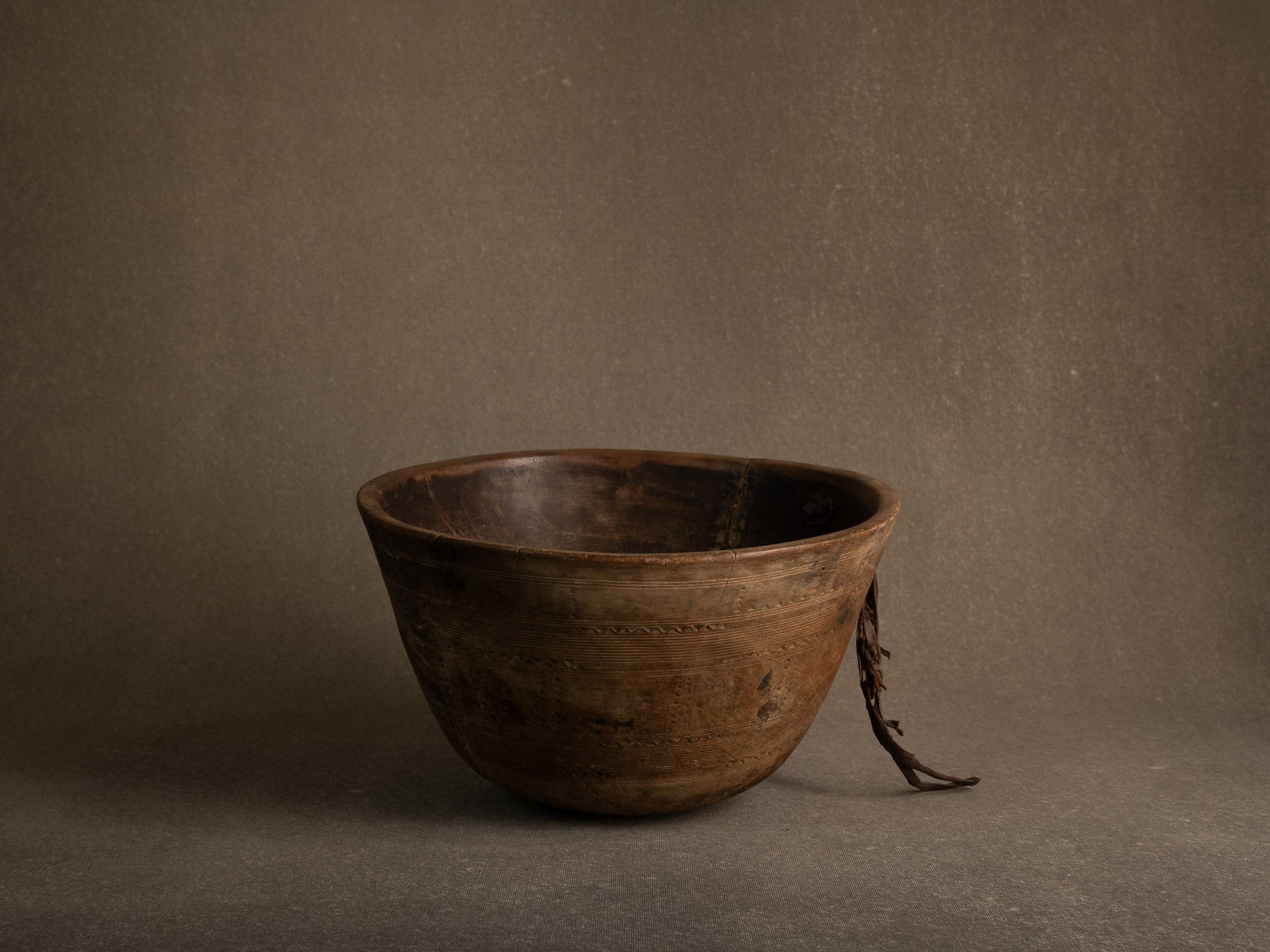 Grand bol monoxyle touareg, Niger (mitan du XXe siècle)..Large Tuareg monoxyl bowl, Niger (mid-20th century)