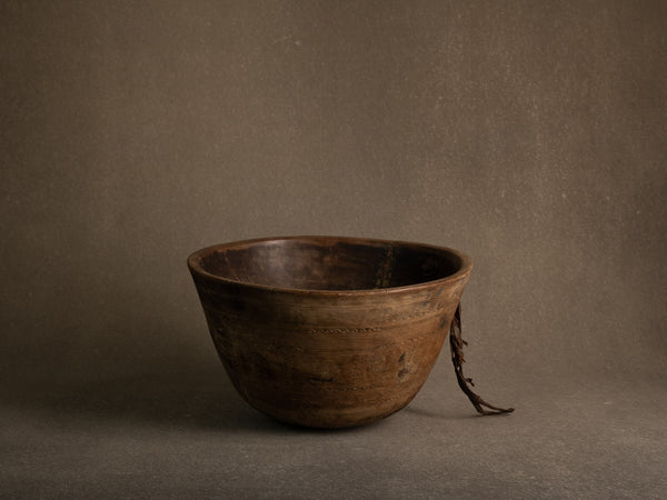 Grand bol monoxyle touareg, Niger (mitan du XXe siècle)..Large Tuareg monoxyl bowl, Niger (mid-20th century)