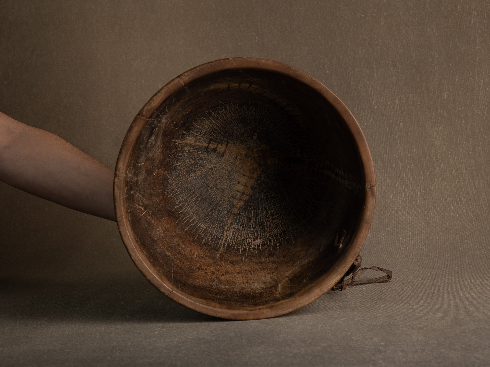 Grand bol monoxyle touareg, Niger (mitan du XXe siècle)..Large Tuareg monoxyl bowl, Niger (mid-20th century)