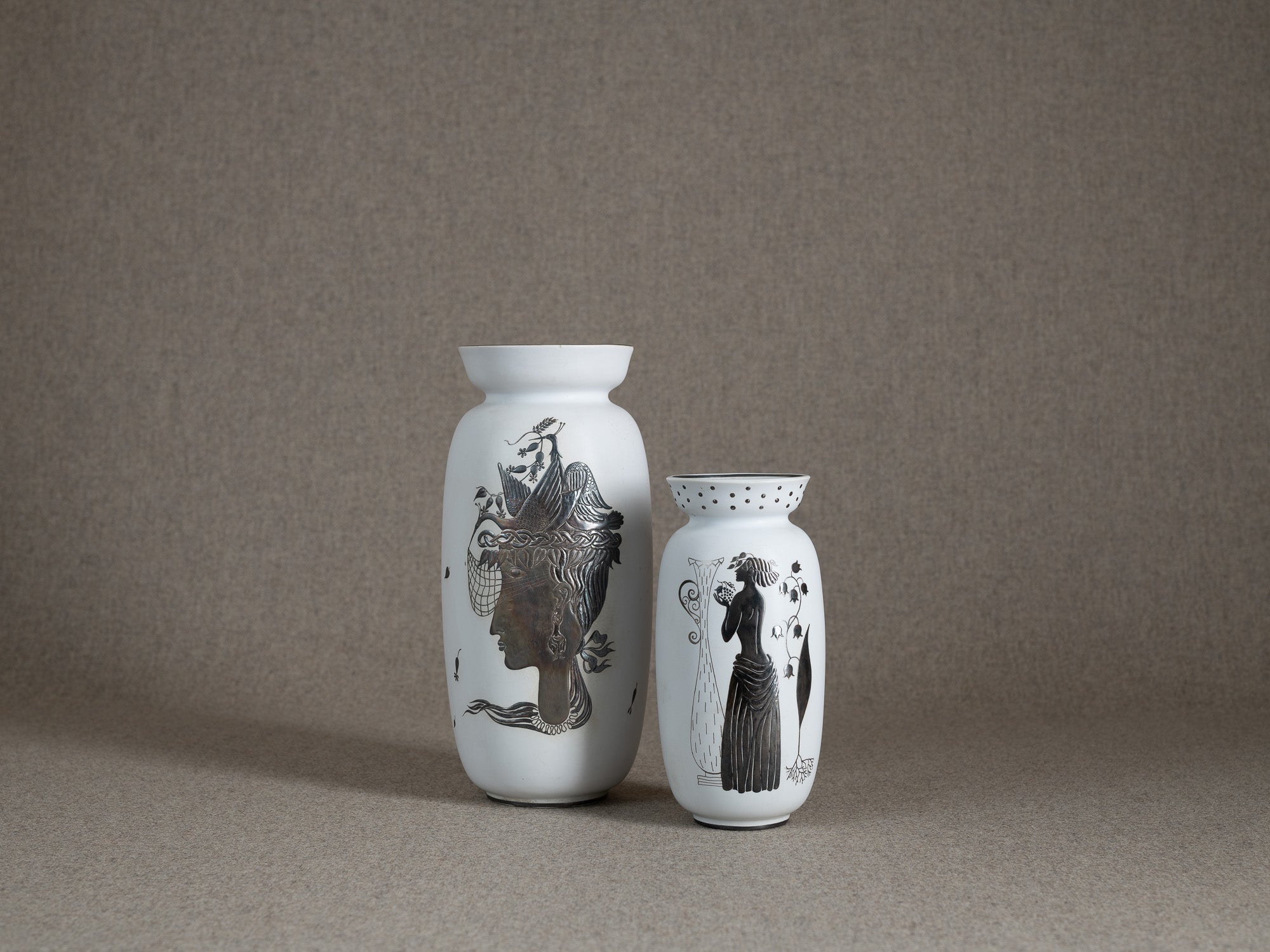 Ensemble de deux vases "Grazia" de Stig Lindberg pour Gustavsberg, Suède (design 1946)..Set of two Grazia Vases by Stig Lindberg for Gustavsberg, Sweden (designed in 1946)