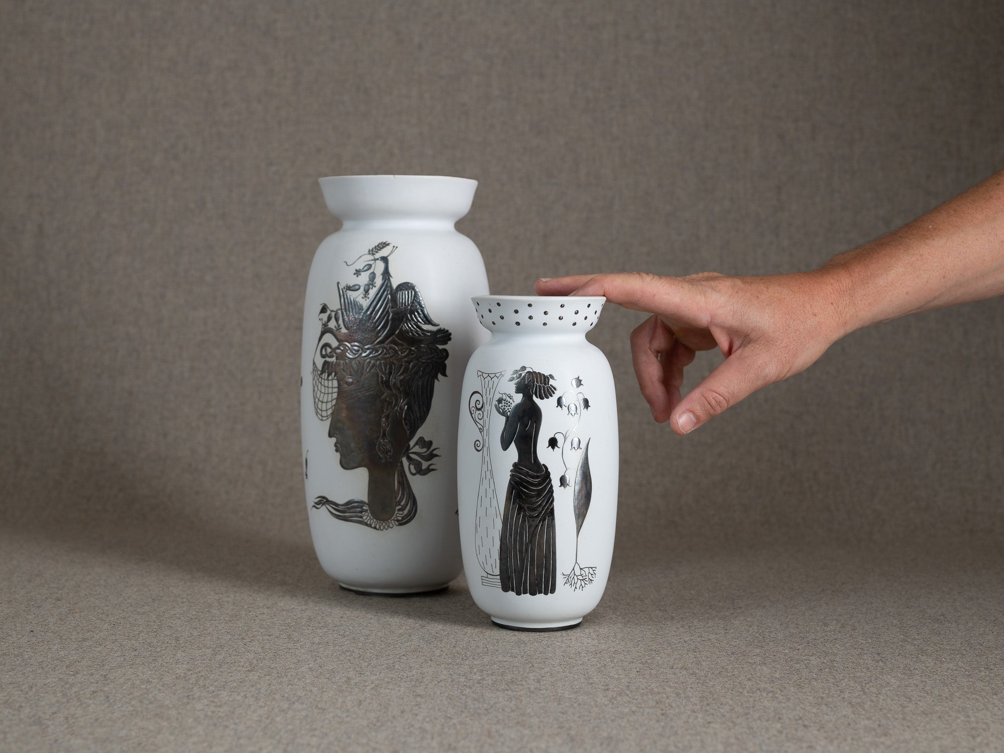 Ensemble de deux vases "Grazia" de Stig Lindberg pour Gustavsberg, Suède (design 1946)..Set of two Grazia Vases by Stig Lindberg for Gustavsberg, Sweden (designed in 1946)