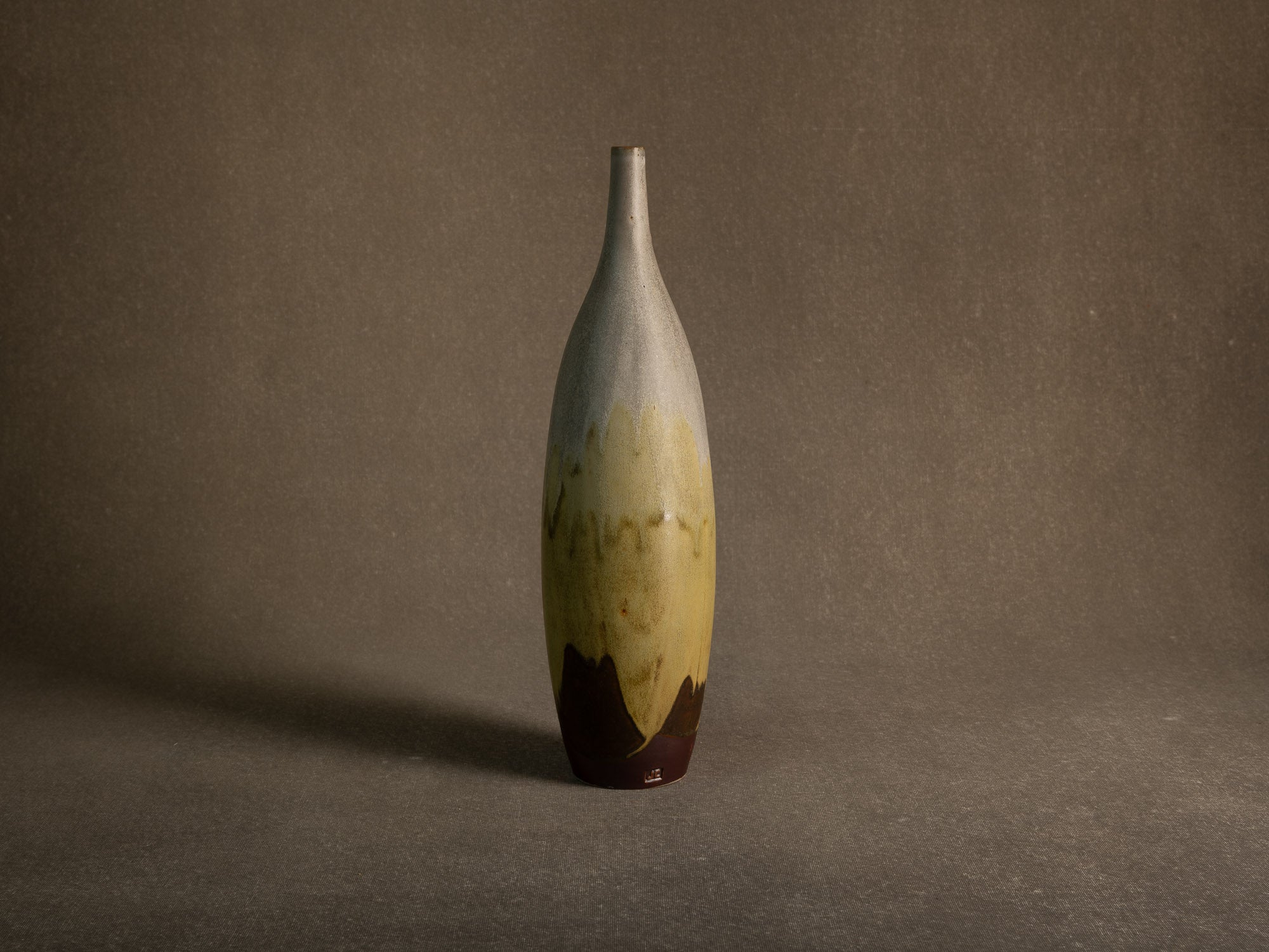 Vase‑bouteille en grès émaillé par Jean Cacheleux à Saint Amand en Puisaye, France (vers 1985)..Glazed stoneware vase by Jean Cacheleux à Saint Amand en Puisaye, France (circa 1985)