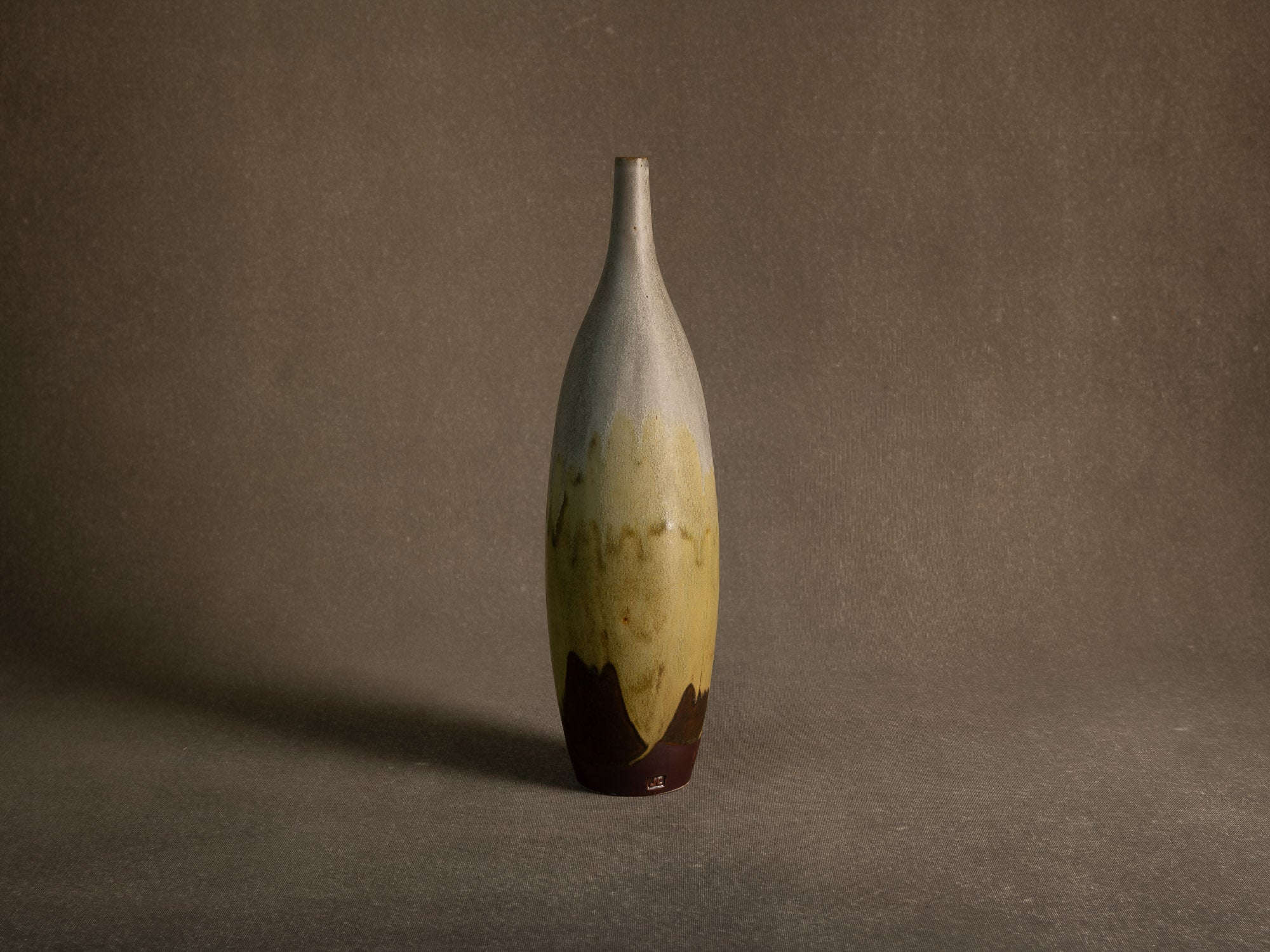 Vase‑bouteille en grès émaillé par Jean Cacheleux à Saint Amand en Puisaye, France (vers 1985)..Glazed stoneware vase by Jean Cacheleux à Saint Amand en Puisaye, France (circa 1985)