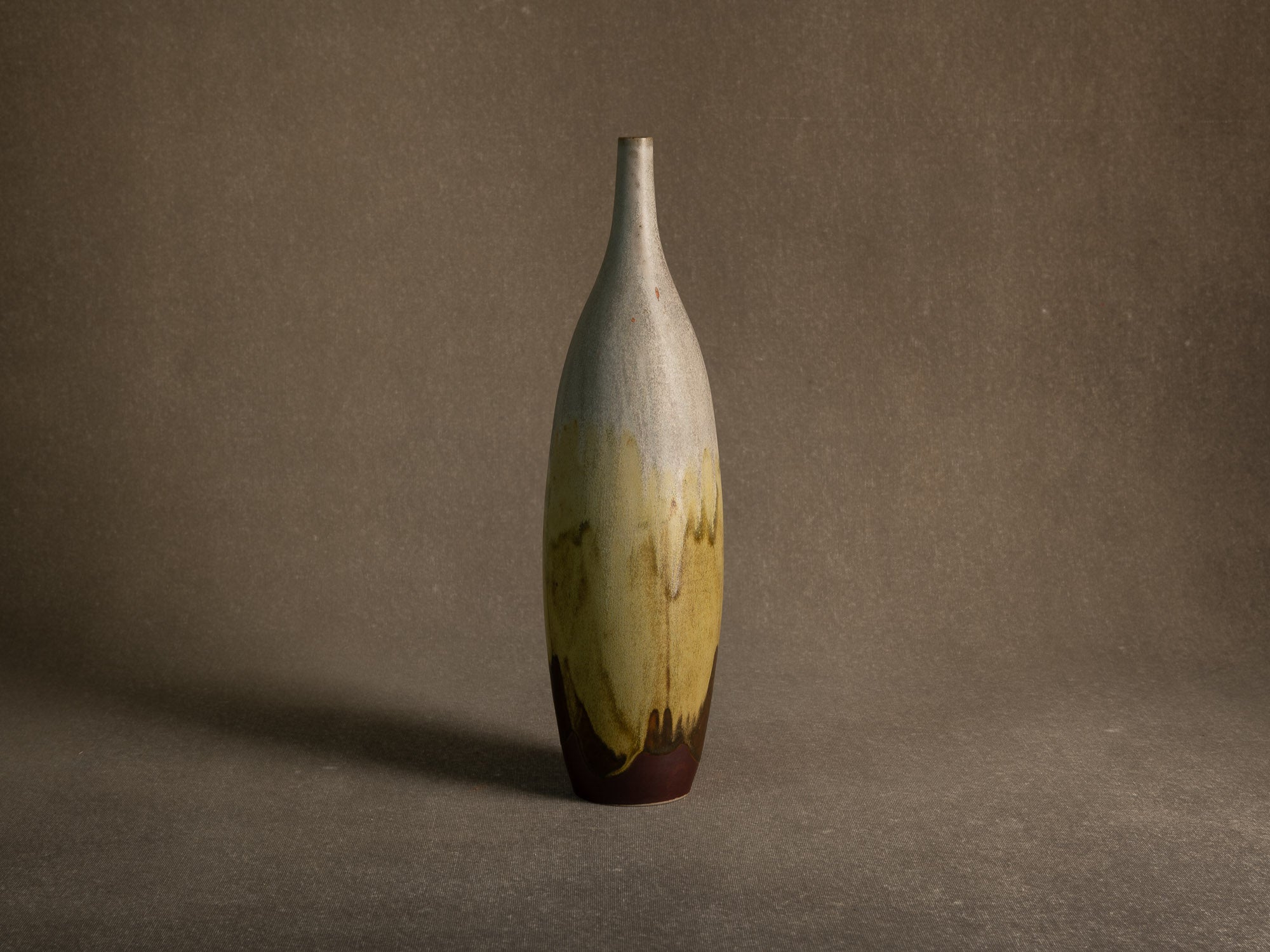 Vase‑bouteille en grès émaillé par Jean Cacheleux à Saint Amand en Puisaye, France (vers 1985)..Glazed stoneware vase by Jean Cacheleux à Saint Amand en Puisaye, France (circa 1985)