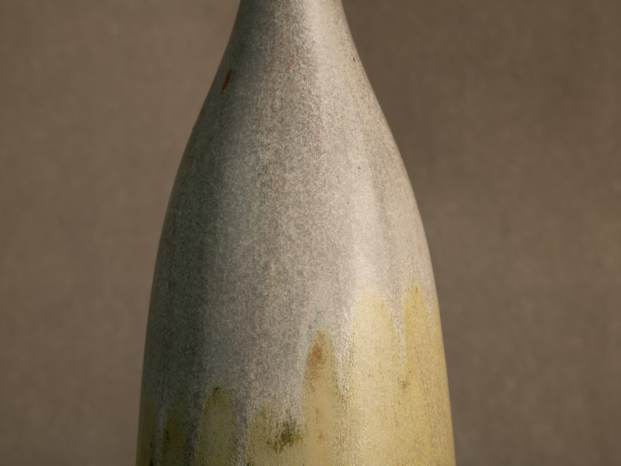 Vase‑bouteille en grès émaillé par Jean Cacheleux à Saint Amand en Puisaye, France (vers 1985)..Glazed stoneware vase by Jean Cacheleux à Saint Amand en Puisaye, France (circa 1985)