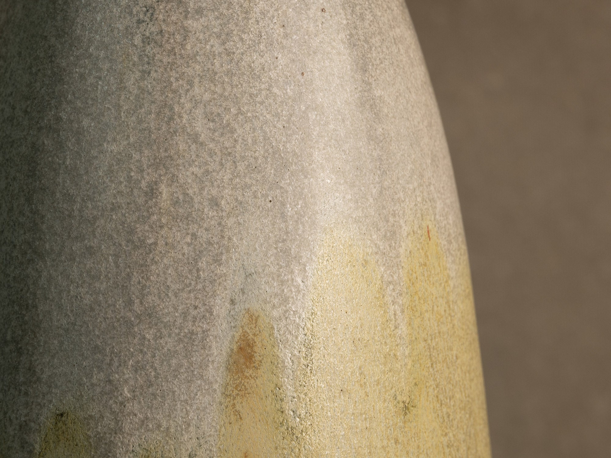 Vase‑bouteille en grès émaillé par Jean Cacheleux à Saint Amand en Puisaye, France (vers 1985)..Glazed stoneware vase by Jean Cacheleux à Saint Amand en Puisaye, France (circa 1985)