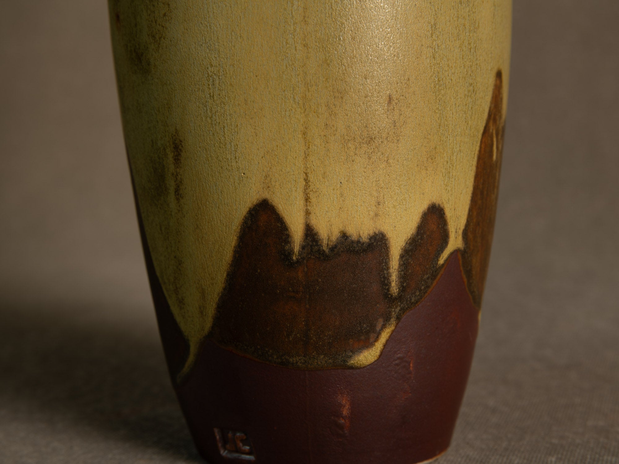 Vase‑bouteille en grès émaillé par Jean Cacheleux à Saint Amand en Puisaye, France (vers 1985)..Glazed stoneware vase by Jean Cacheleux à Saint Amand en Puisaye, France (circa 1985)