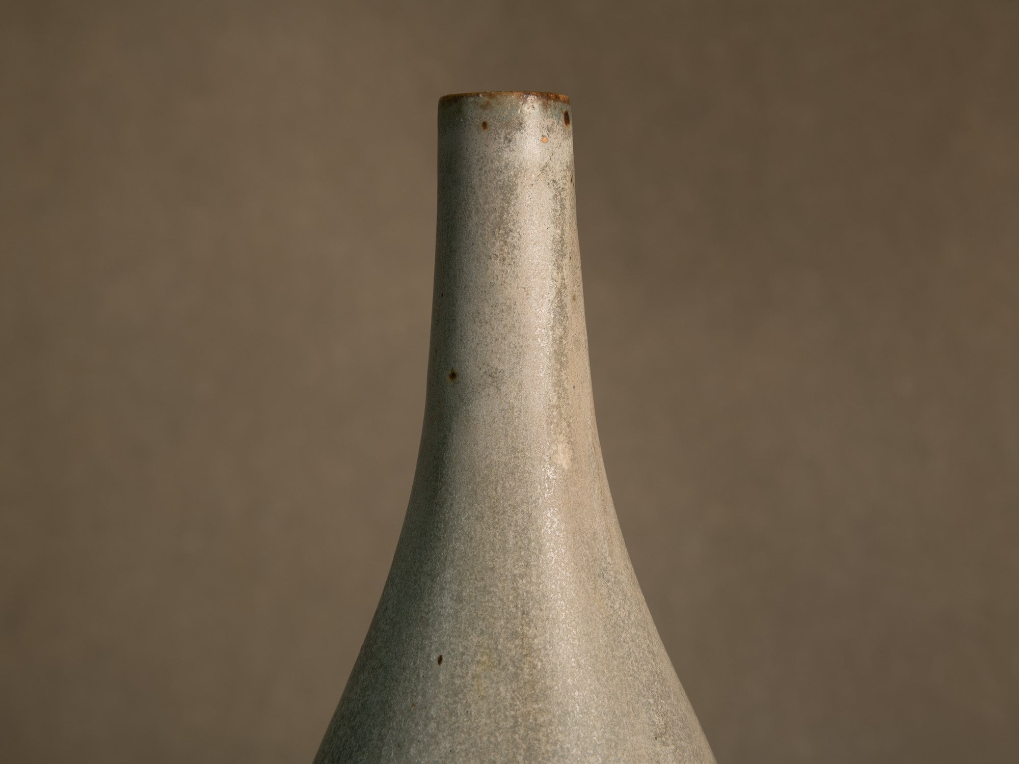 Vase‑bouteille en grès émaillé par Jean Cacheleux à Saint Amand en Puisaye, France (vers 1985)..Glazed stoneware vase by Jean Cacheleux à Saint Amand en Puisaye, France (circa 1985)