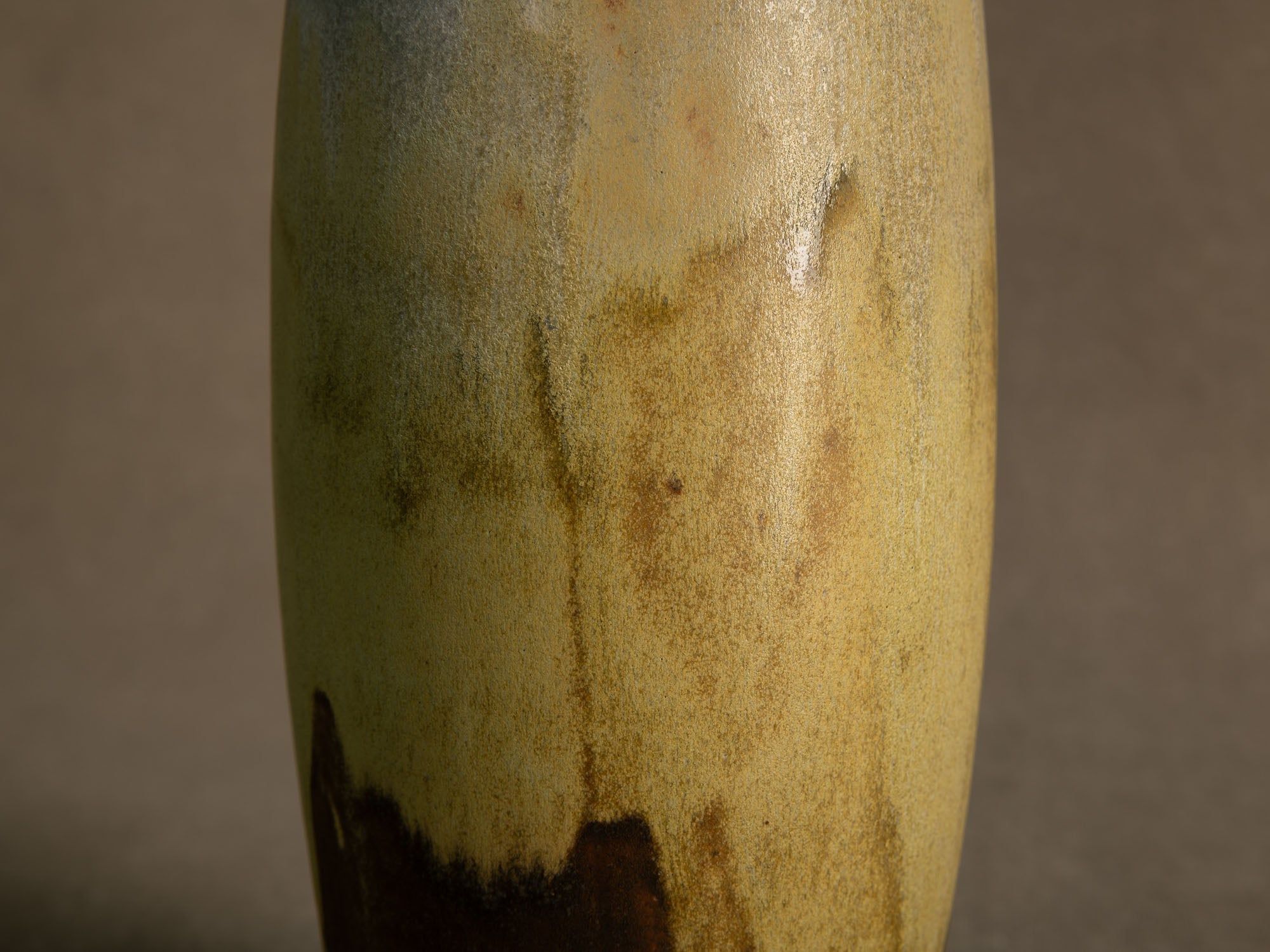 Vase‑bouteille en grès émaillé par Jean Cacheleux à Saint Amand en Puisaye, France (vers 1985)..Glazed stoneware vase by Jean Cacheleux à Saint Amand en Puisaye, France (circa 1985)