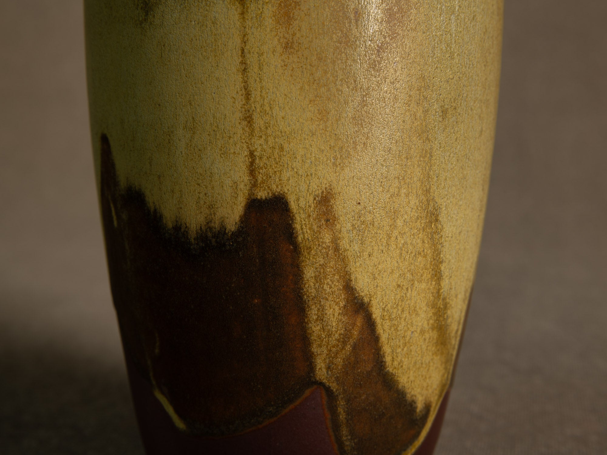 Vase‑bouteille en grès émaillé par Jean Cacheleux à Saint Amand en Puisaye, France (vers 1985)..Glazed stoneware vase by Jean Cacheleux à Saint Amand en Puisaye, France (circa 1985)