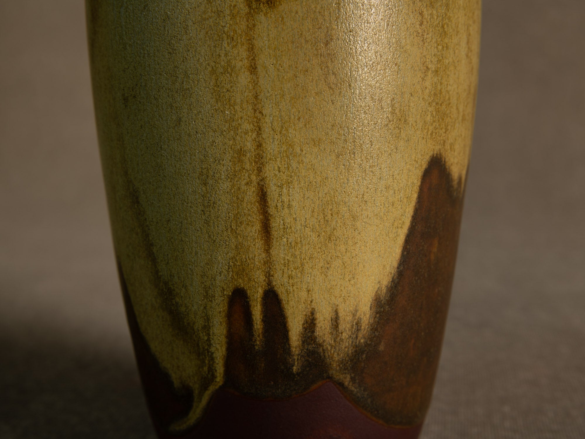 Vase‑bouteille en grès émaillé par Jean Cacheleux à Saint Amand en Puisaye, France (vers 1985)..Glazed stoneware vase by Jean Cacheleux à Saint Amand en Puisaye, France (circa 1985)