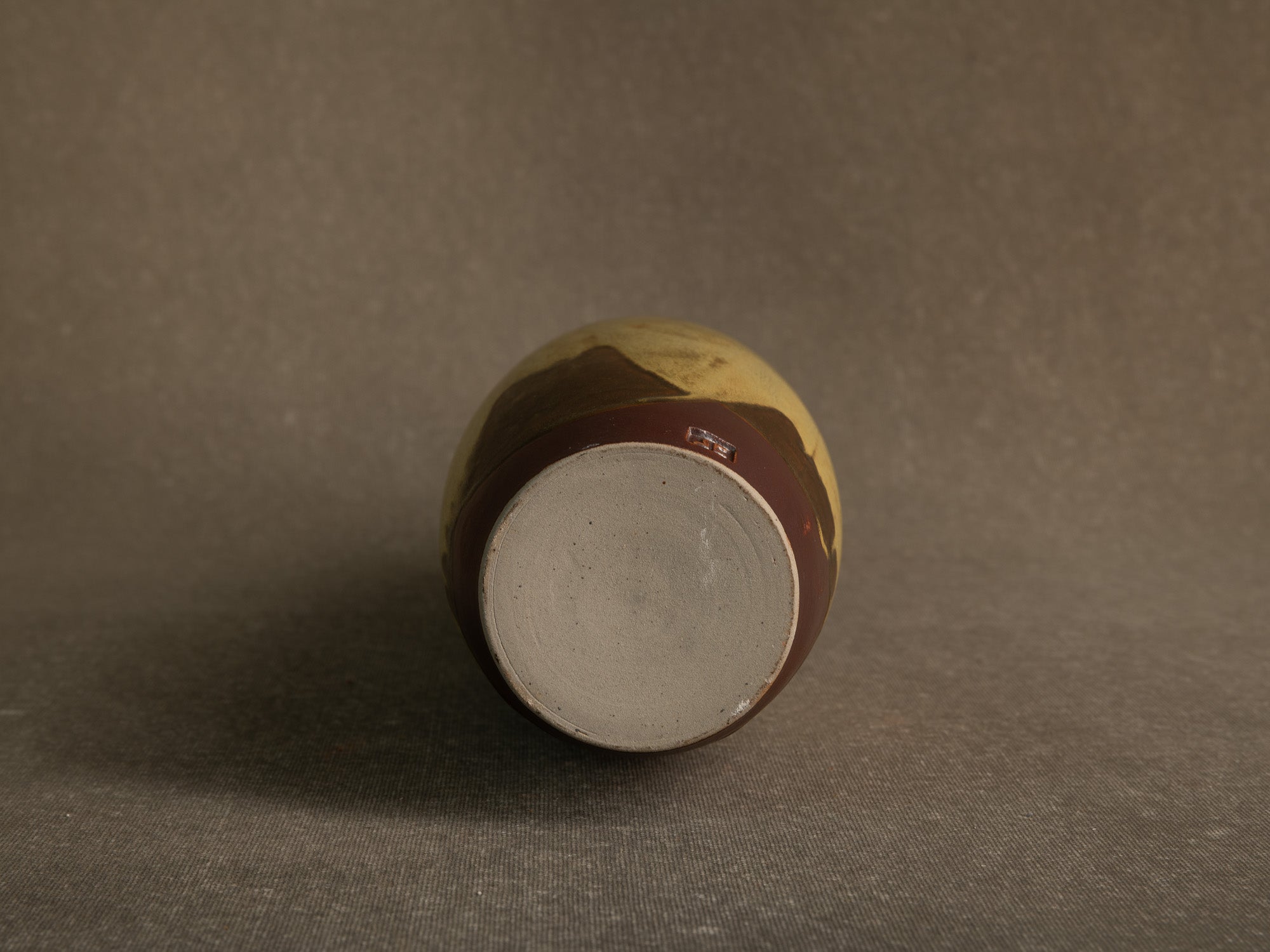 Vase‑bouteille en grès émaillé par Jean Cacheleux à Saint Amand en Puisaye, France (vers 1985)..Glazed stoneware vase by Jean Cacheleux à Saint Amand en Puisaye, France (circa 1985)