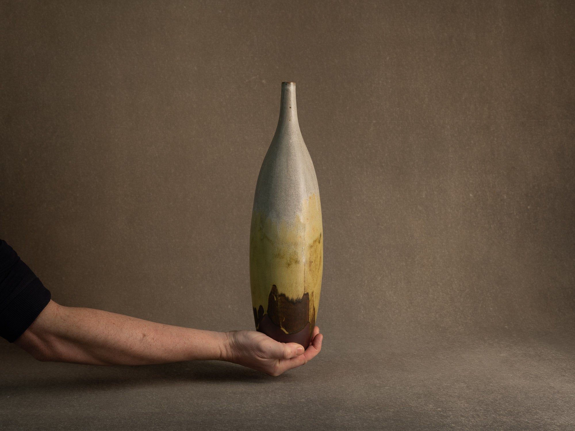 Vase‑bouteille en grès émaillé par Jean Cacheleux à Saint Amand en Puisaye, France (vers 1985)..Glazed stoneware vase by Jean Cacheleux à Saint Amand en Puisaye, France (circa 1985)