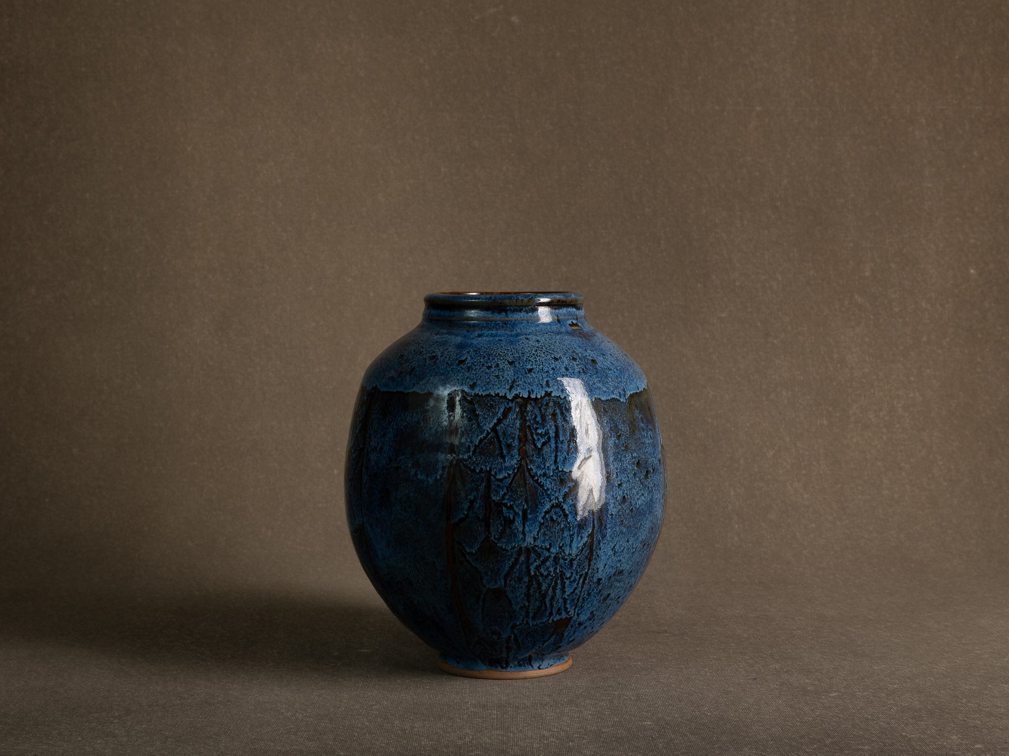 Vase en grès émaillé par Stan Brélivet à Locronan, France (vers 1985)..Glazed stoneware vase by Stan Brélivet in Locronan, France (circa 1985)