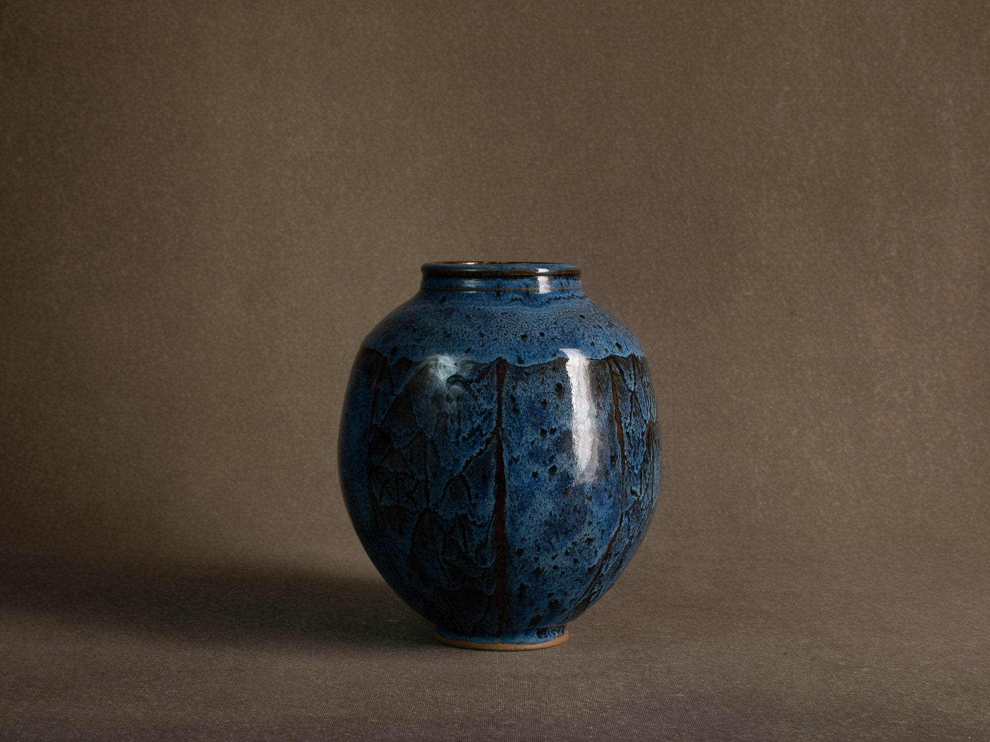 Vase en grès émaillé par Stan Brélivet à Locronan, France (vers 1985)..Glazed stoneware vase by Stan Brélivet in Locronan, France (circa 1985)