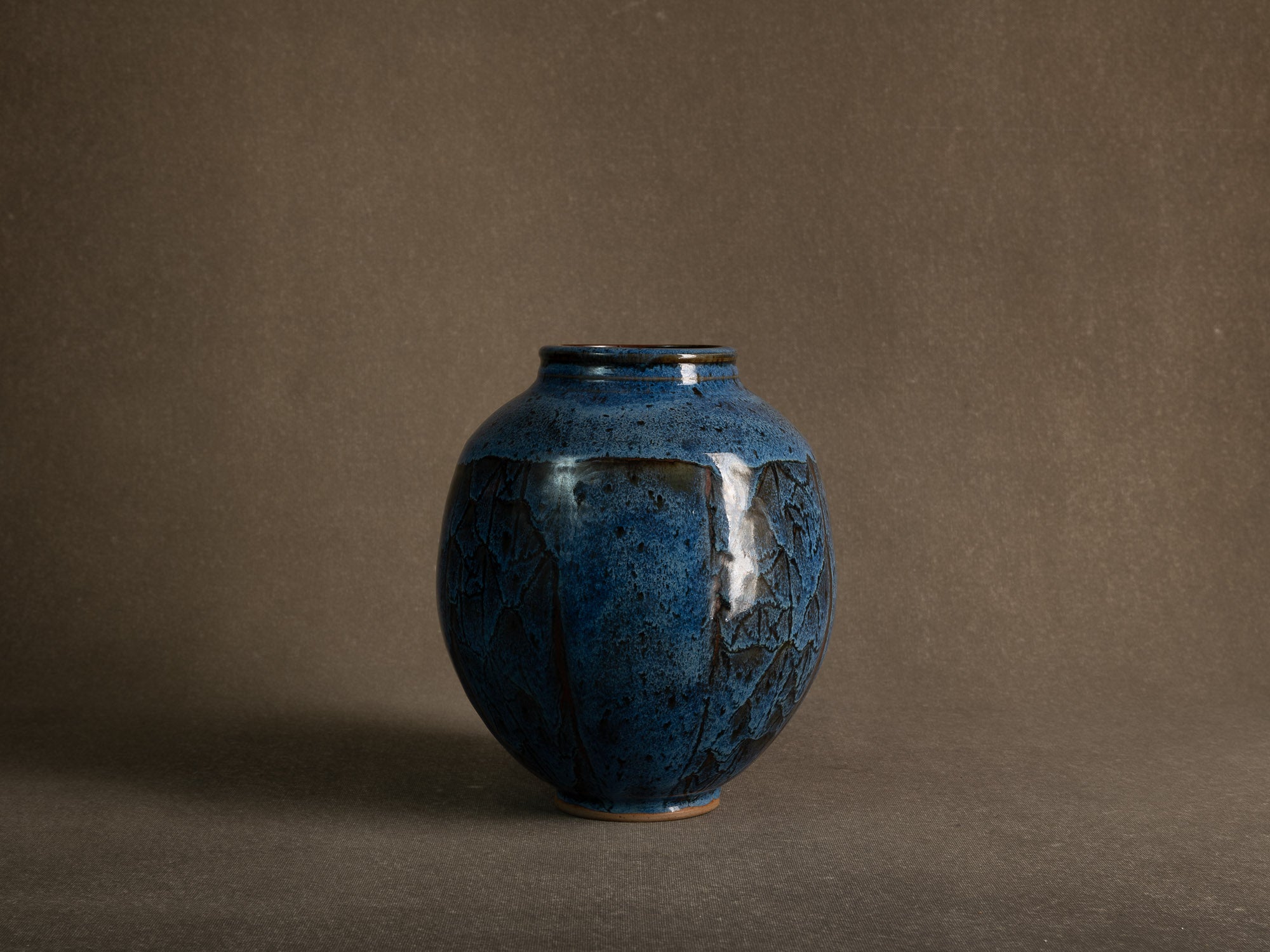 Vase en grès émaillé par Stan Brélivet à Locronan, France (vers 1985)..Glazed stoneware vase by Stan Brélivet in Locronan, France (circa 1985)