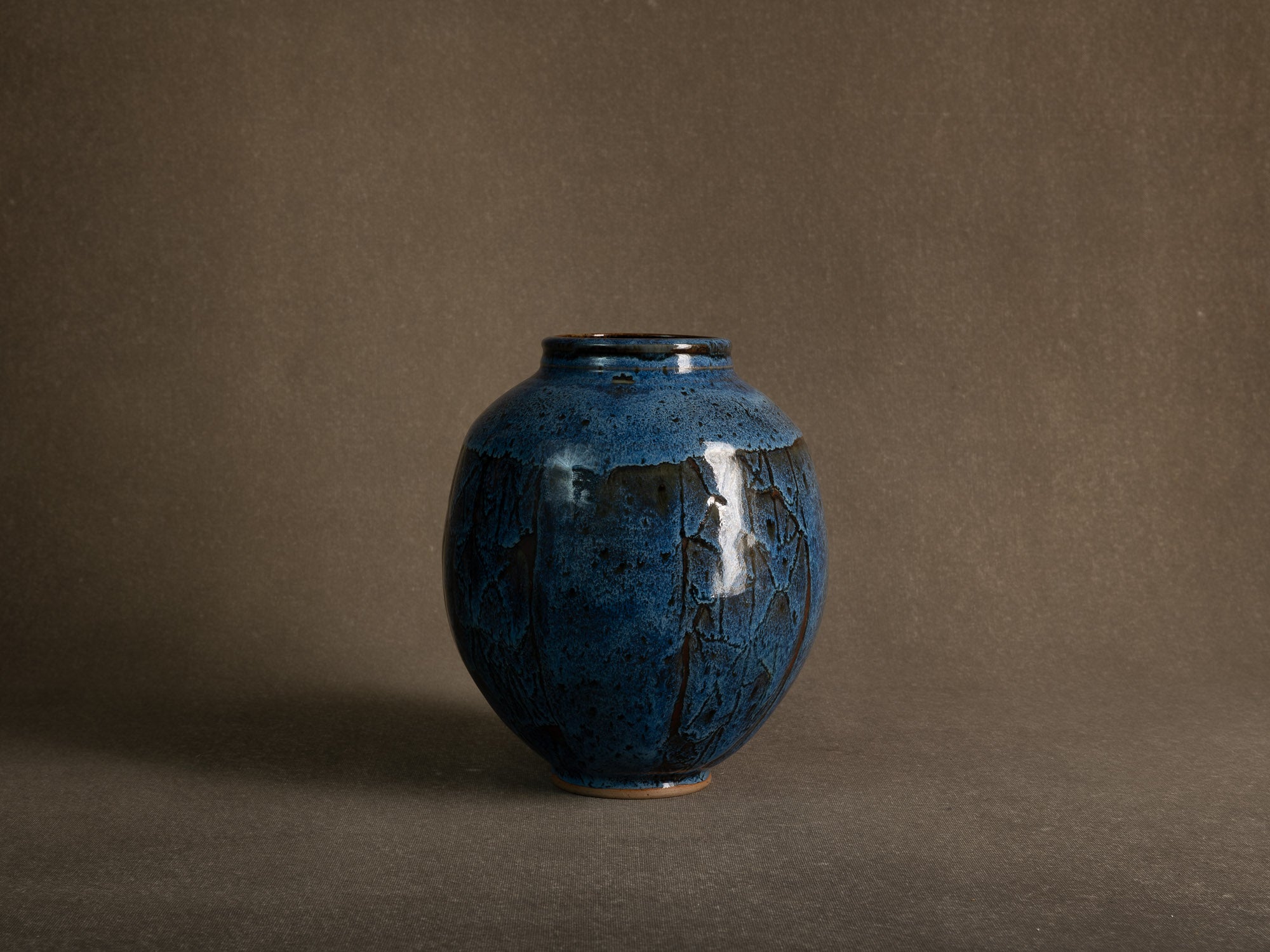 Vase en grès émaillé par Stan Brélivet à Locronan, France (vers 1985)..Glazed stoneware vase by Stan Brélivet in Locronan, France (circa 1985)