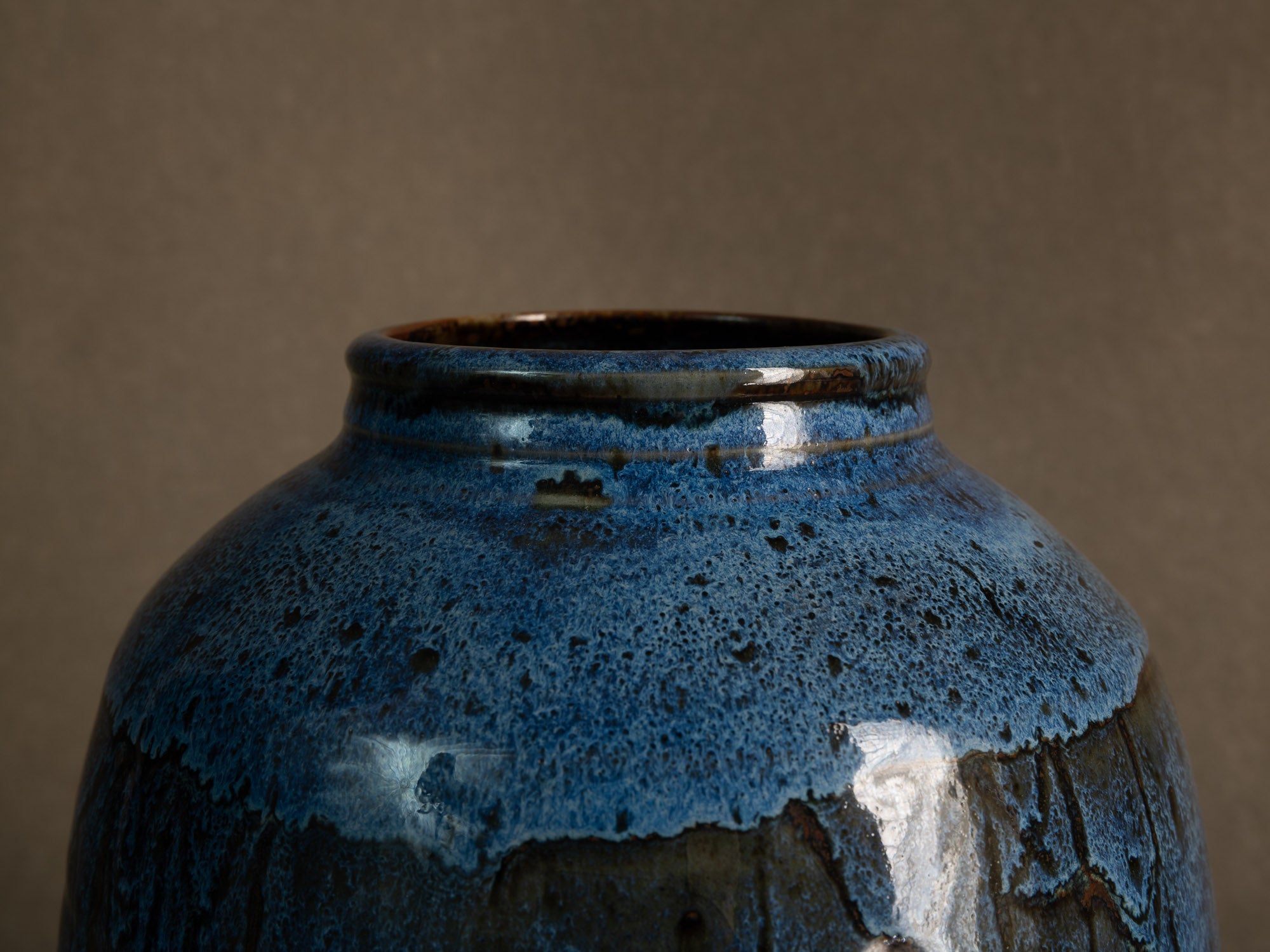 Vase en grès émaillé par Stan Brélivet à Locronan, France (vers 1985)..Glazed stoneware vase by Stan Brélivet in Locronan, France (circa 1985)