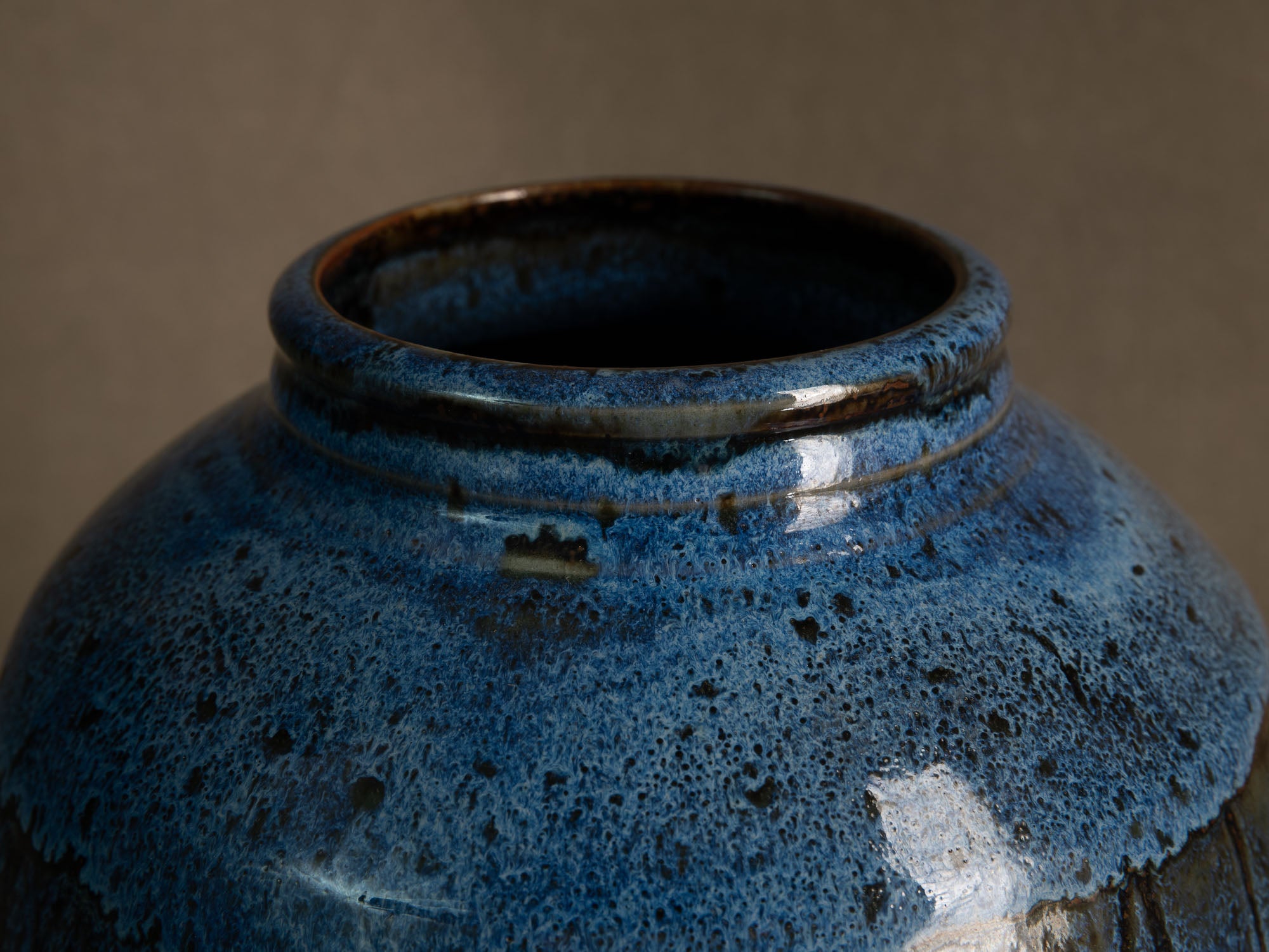 Vase en grès émaillé par Stan Brélivet à Locronan, France (vers 1985)..Glazed stoneware vase by Stan Brélivet in Locronan, France (circa 1985)