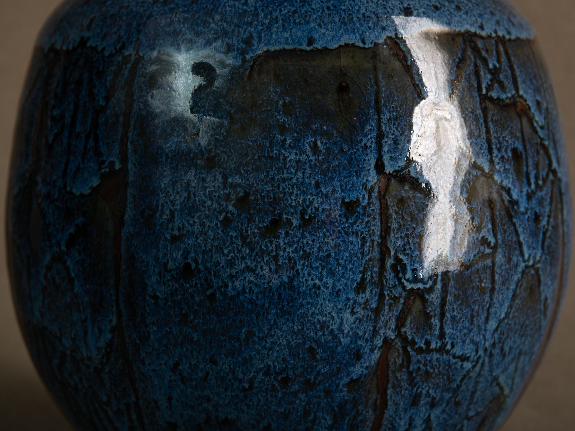 Vase en grès émaillé par Stan Brélivet à Locronan, France (vers 1985)..Glazed stoneware vase by Stan Brélivet in Locronan, France (circa 1985)