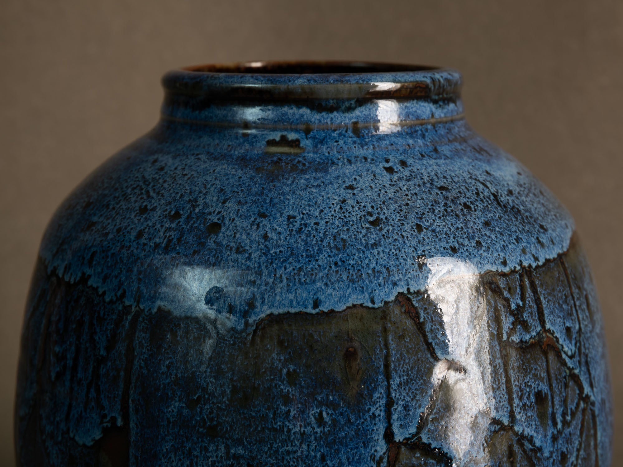 Vase en grès émaillé par Stan Brélivet à Locronan, France (vers 1985)..Glazed stoneware vase by Stan Brélivet in Locronan, France (circa 1985)
