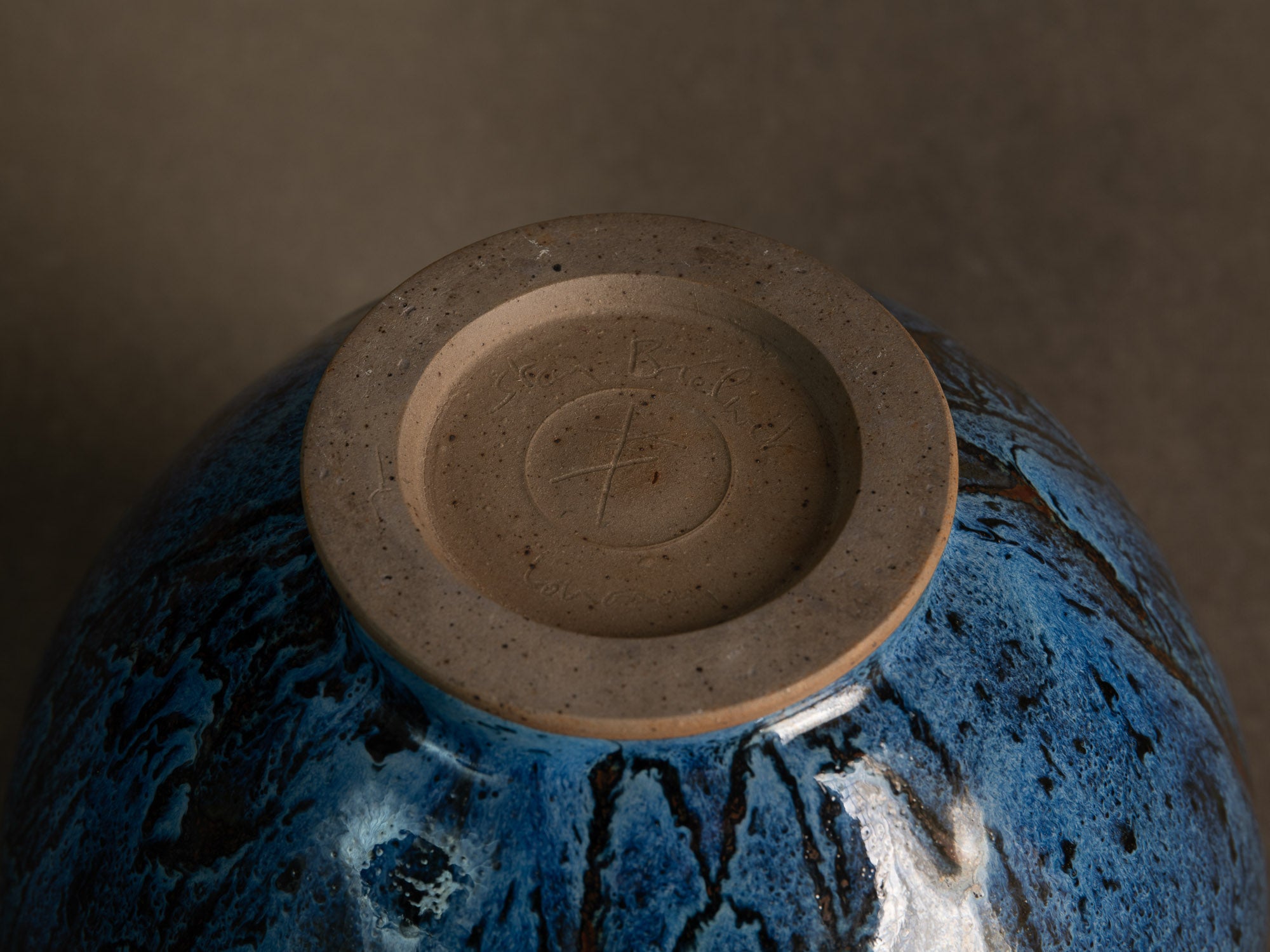 Vase en grès émaillé par Stan Brélivet à Locronan, France (vers 1985)..Glazed stoneware vase by Stan Brélivet in Locronan, France (circa 1985)