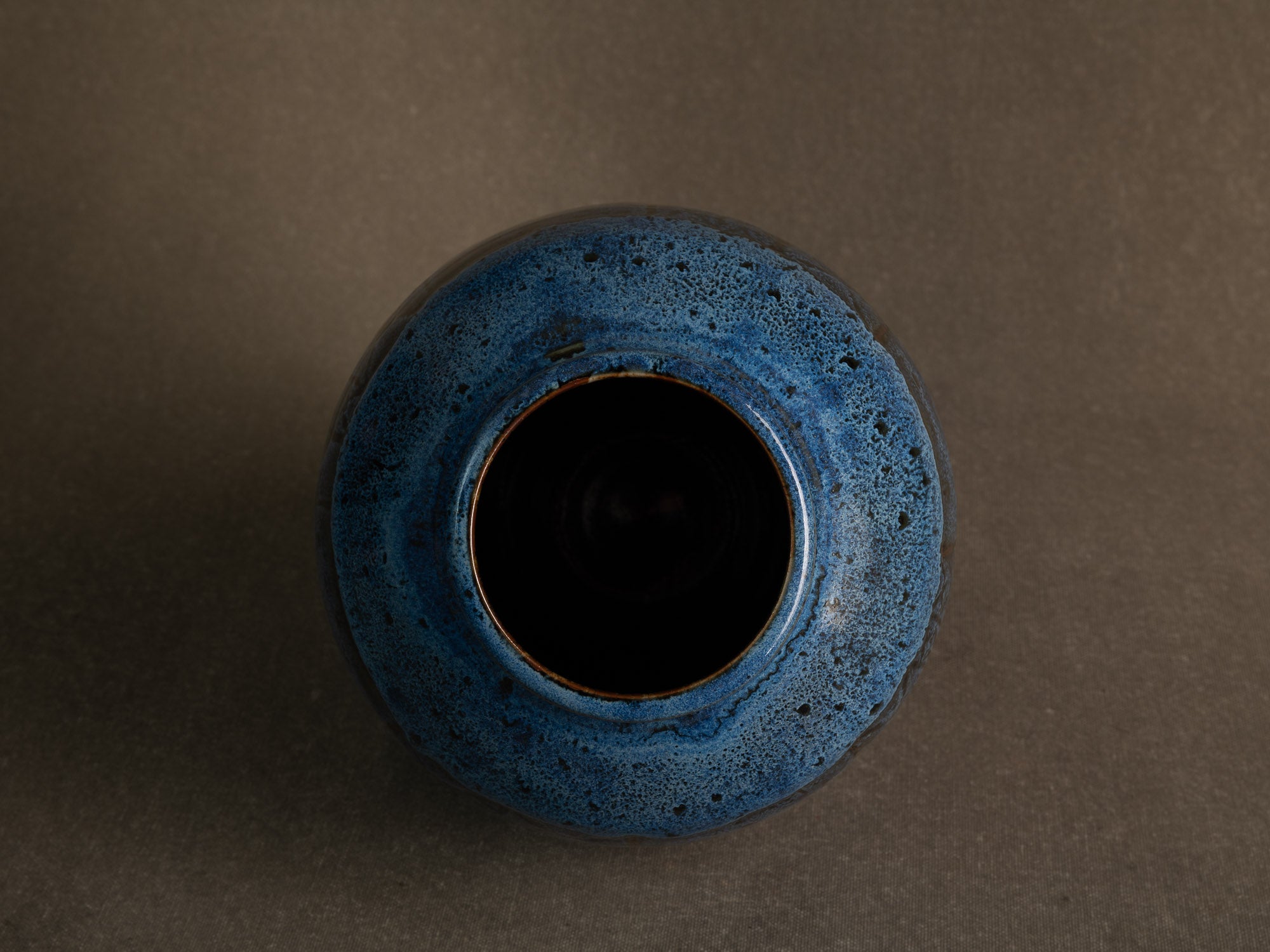 Vase en grès émaillé par Stan Brélivet à Locronan, France (vers 1985)..Glazed stoneware vase by Stan Brélivet in Locronan, France (circa 1985)