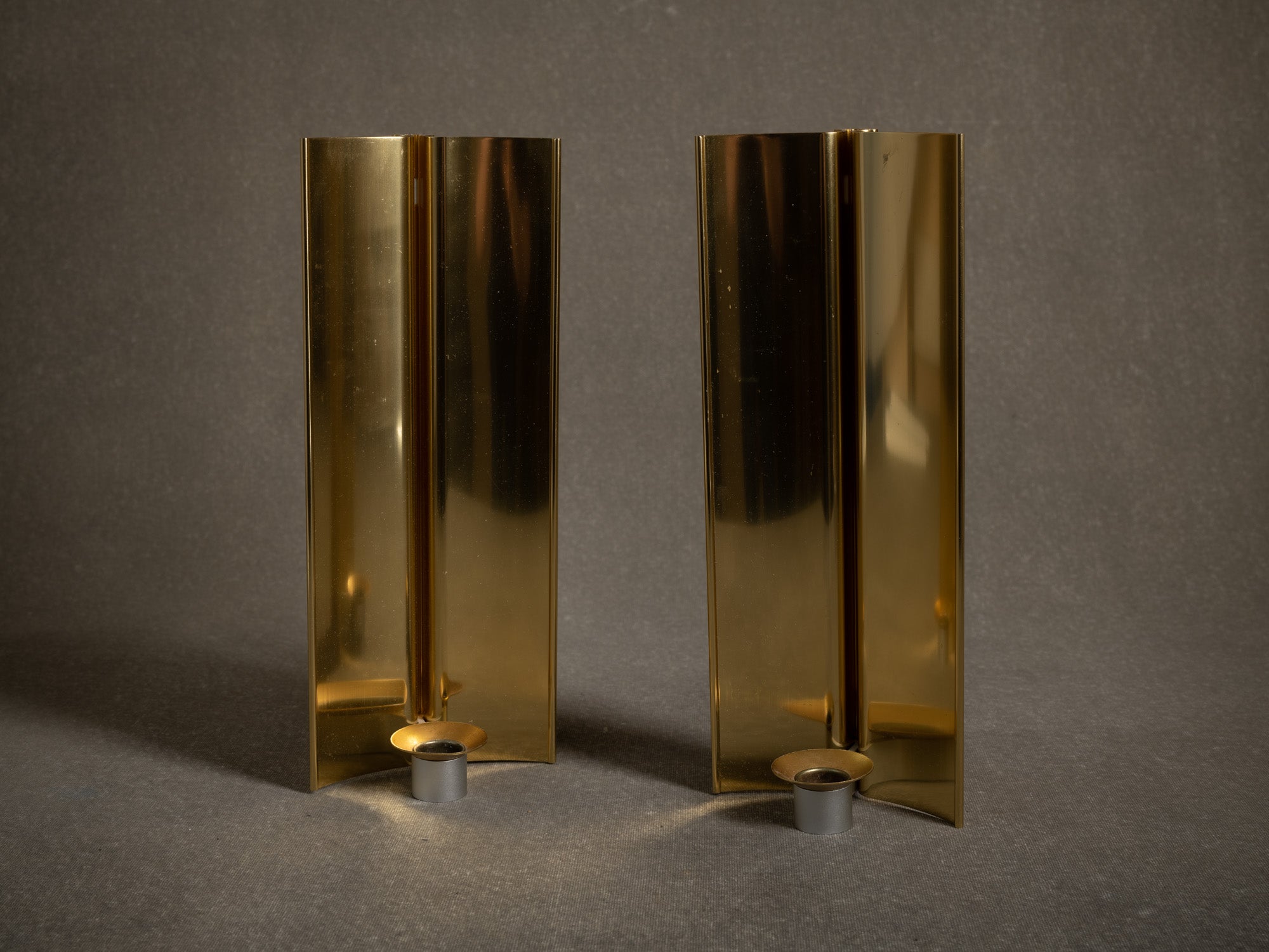 Paire de miroirs d'appliques muraux en aluminium anodisé par Lars Norinder, Suède (vers 1980)..Pair of anodized aluminum wall light mirrors by Lars Norinder, Sweden (circa 1980)