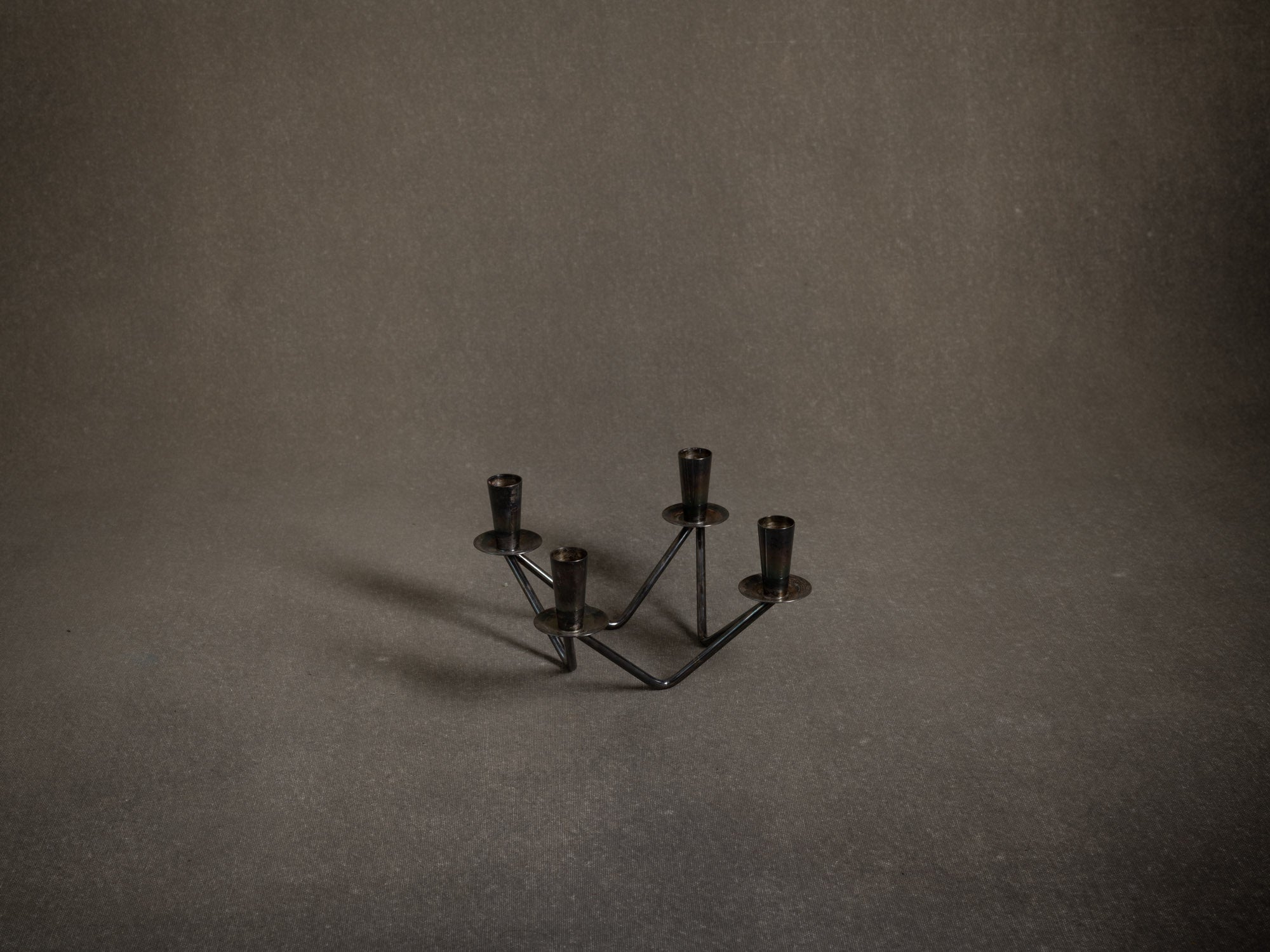 Centre de table en laiton argenté par A.P. Berg, Danemark (Fin des années 1950)..Silverplated brass Candle holder by A.P. Berg, Denmark (late 1950's)