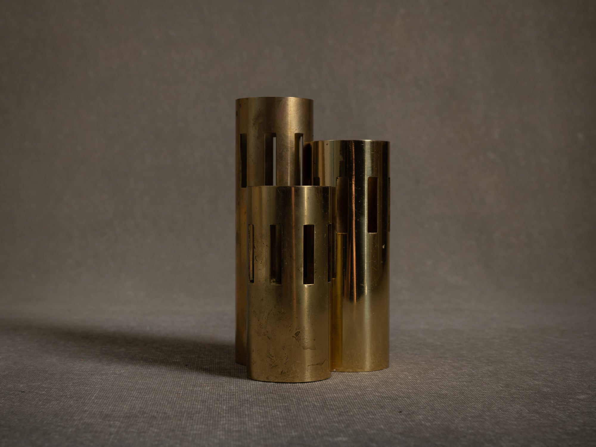 Ensemble de 3 photophores en laiton par Kullamässing, Suède (vers 1965-70)..Set of 3 brass tealight holders by Kullamässing, Sweden (circa 1965-70)