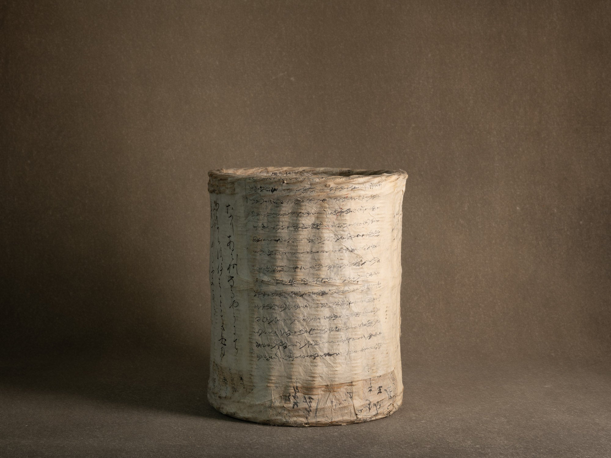 Grande corbeille / vase en vannerie de bambou gainé de papier washi, Japon (début du XXe siècle)..Large bamboo basket/flower vase wrapped in old calligraphed washi paper, Japan (early 20th century)