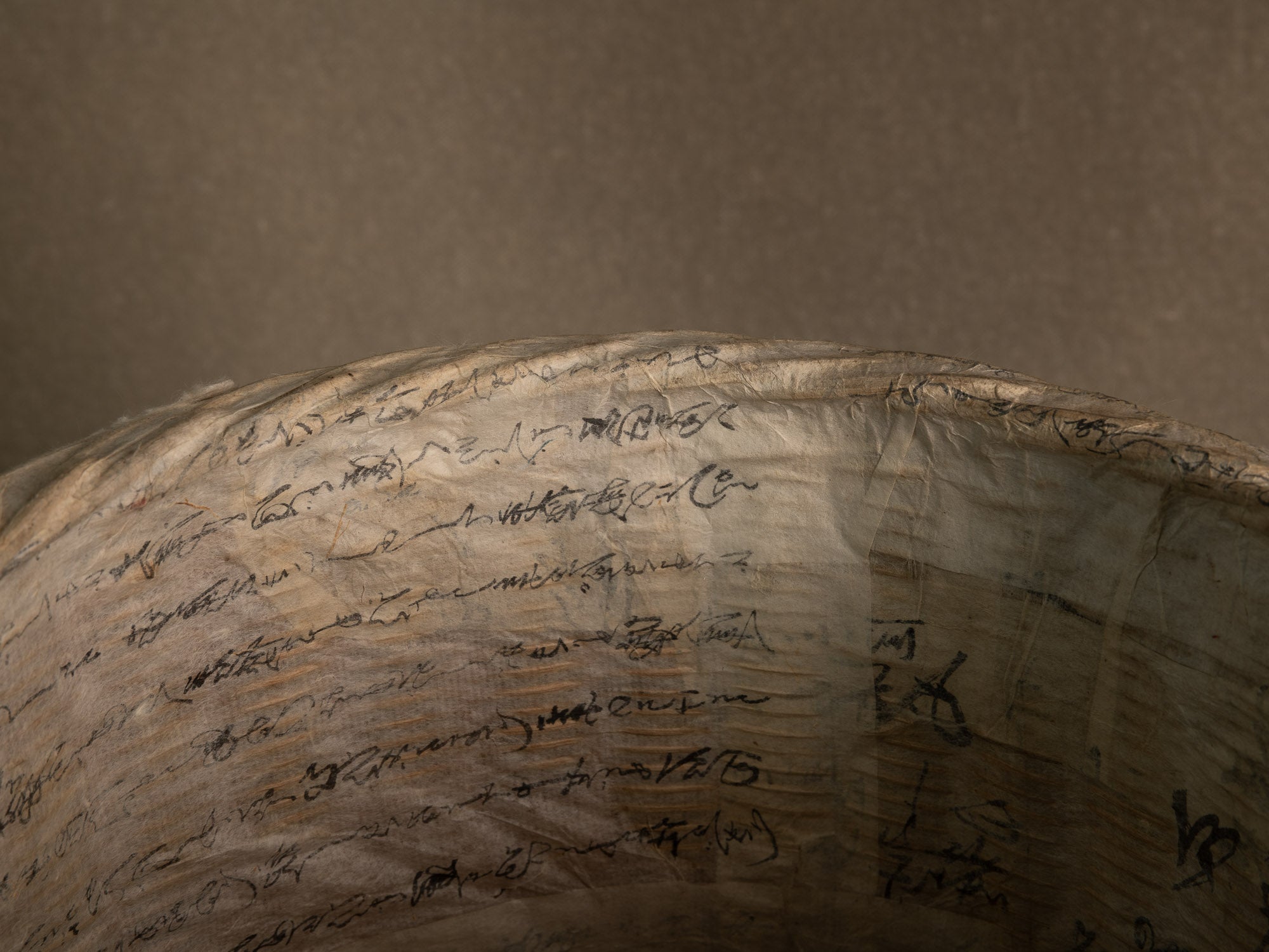 Grande corbeille / vase en vannerie de bambou gainé de papier washi, Japon (début du XXe siècle)..Large bamboo basket/flower vase wrapped in old calligraphed washi paper, Japan (early 20th century)