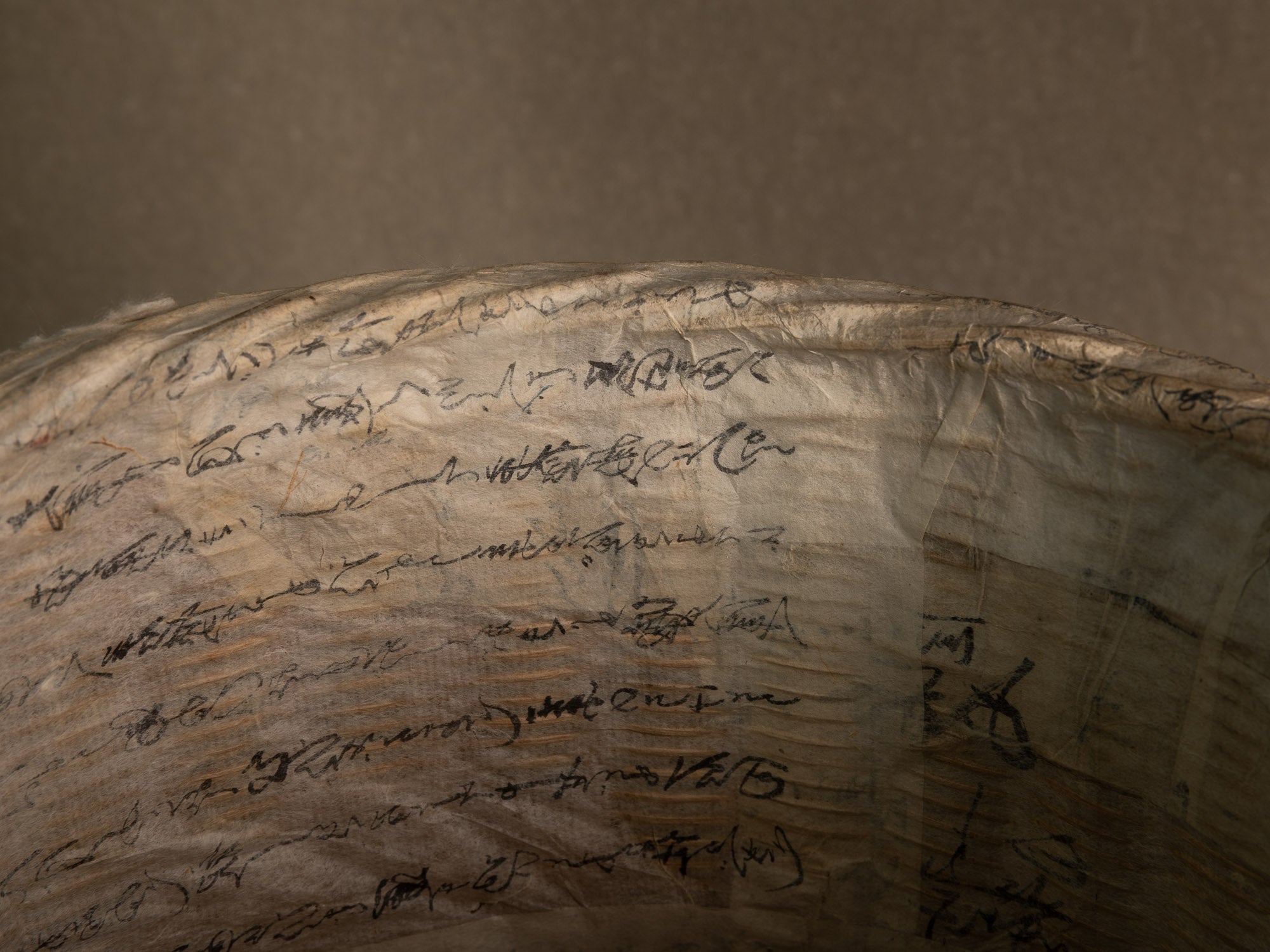 Grande corbeille / vase en vannerie de bambou gainé de papier washi, Japon (début du XXe siècle)..Large bamboo basket/flower vase wrapped in old calligraphed washi paper, Japan (early 20th century)