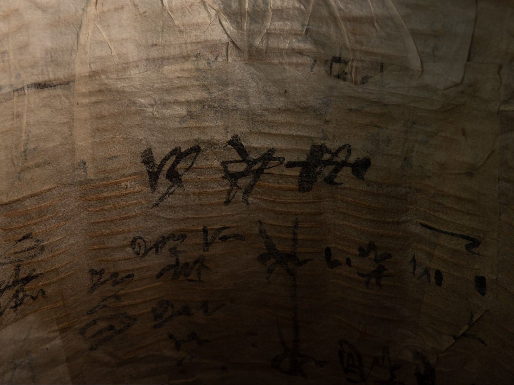 Grande corbeille / vase en vannerie de bambou gainé de papier washi, Japon (début du XXe siècle)..Large bamboo basket/flower vase wrapped in old calligraphed washi paper, Japan (early 20th century)