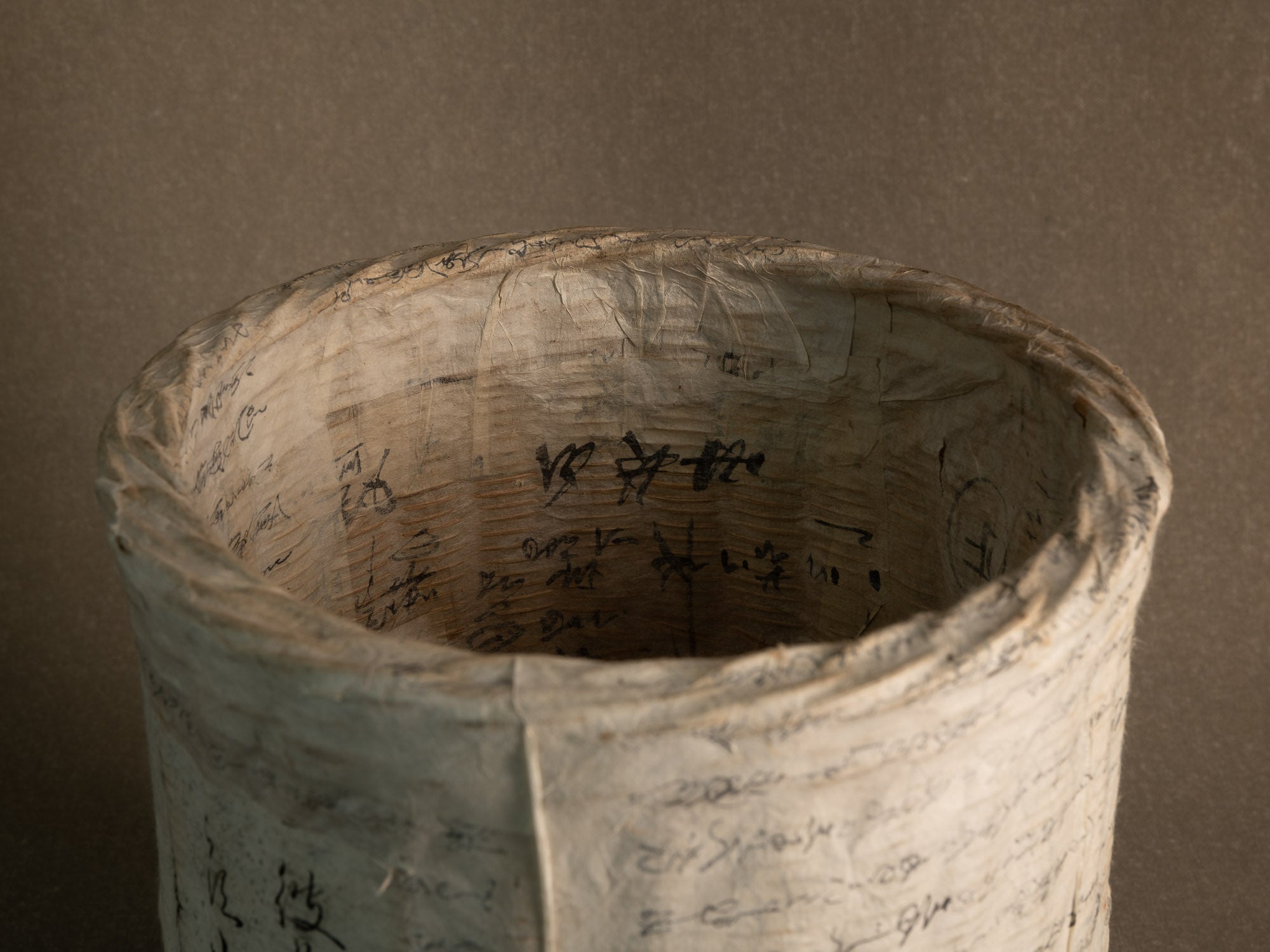 Grande corbeille / vase en vannerie de bambou gainé de papier washi, Japon (début du XXe siècle)..Large bamboo basket/flower vase wrapped in old calligraphed washi paper, Japan (early 20th century)