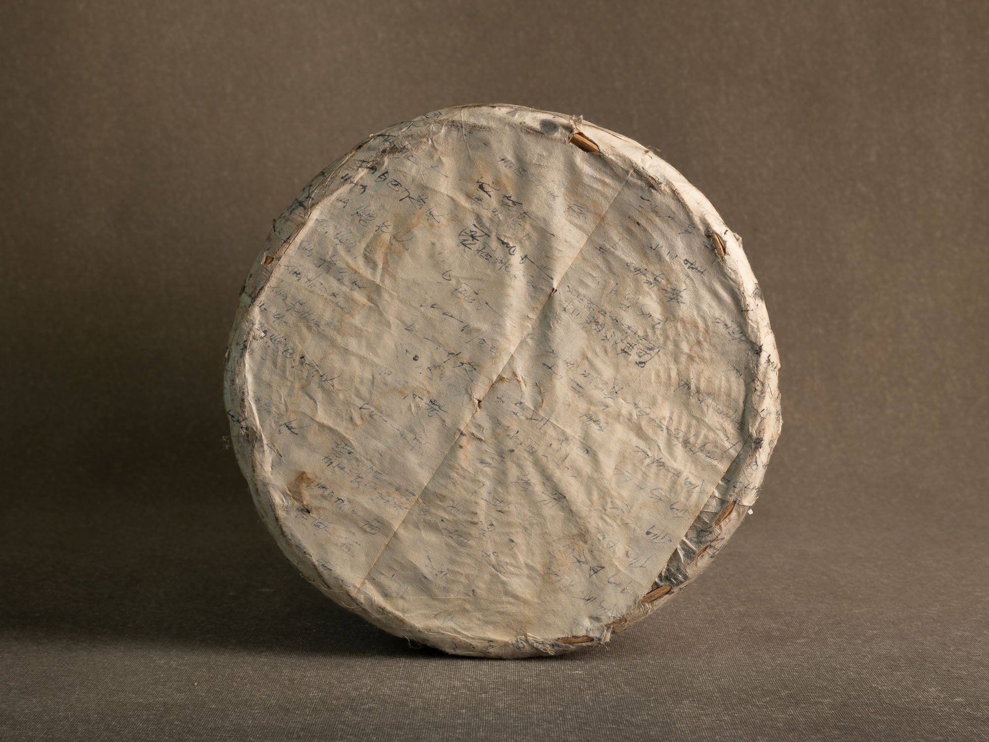 Grande corbeille / vase en vannerie de bambou gainé de papier washi, Japon (début du XXe siècle)..Large bamboo basket/flower vase wrapped in old calligraphed washi paper, Japan (early 20th century)