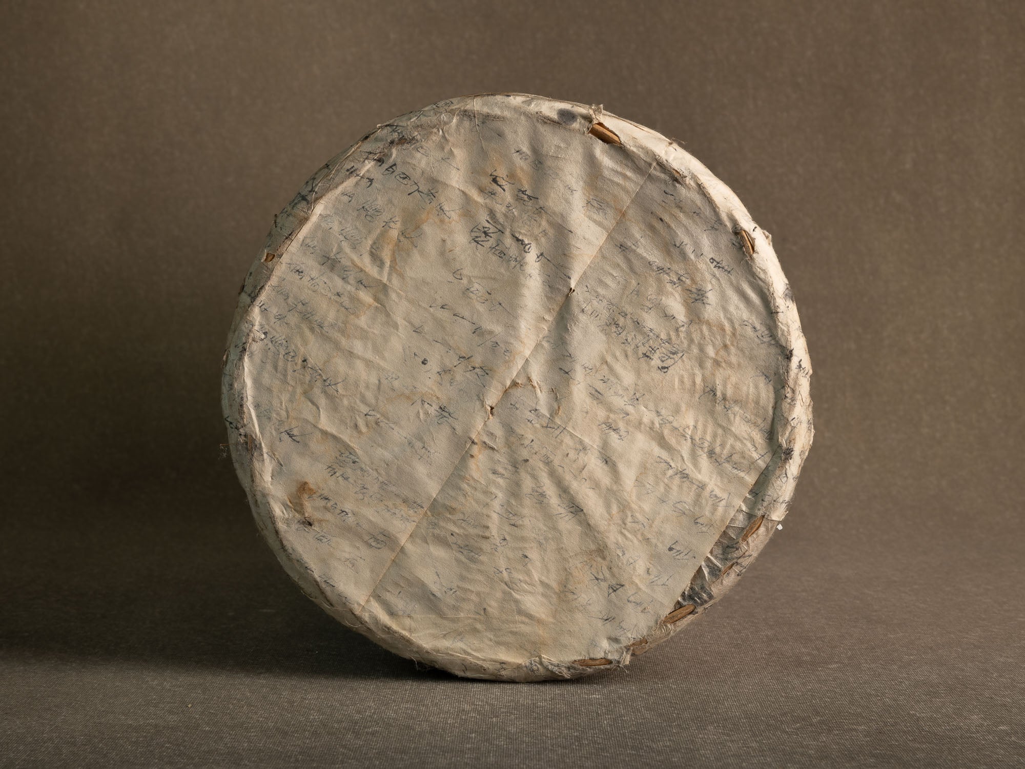 Grande corbeille / vase en vannerie de bambou gainé de papier washi, Japon (début du XXe siècle)..Large bamboo basket/flower vase wrapped in old calligraphed washi paper, Japan (early 20th century)