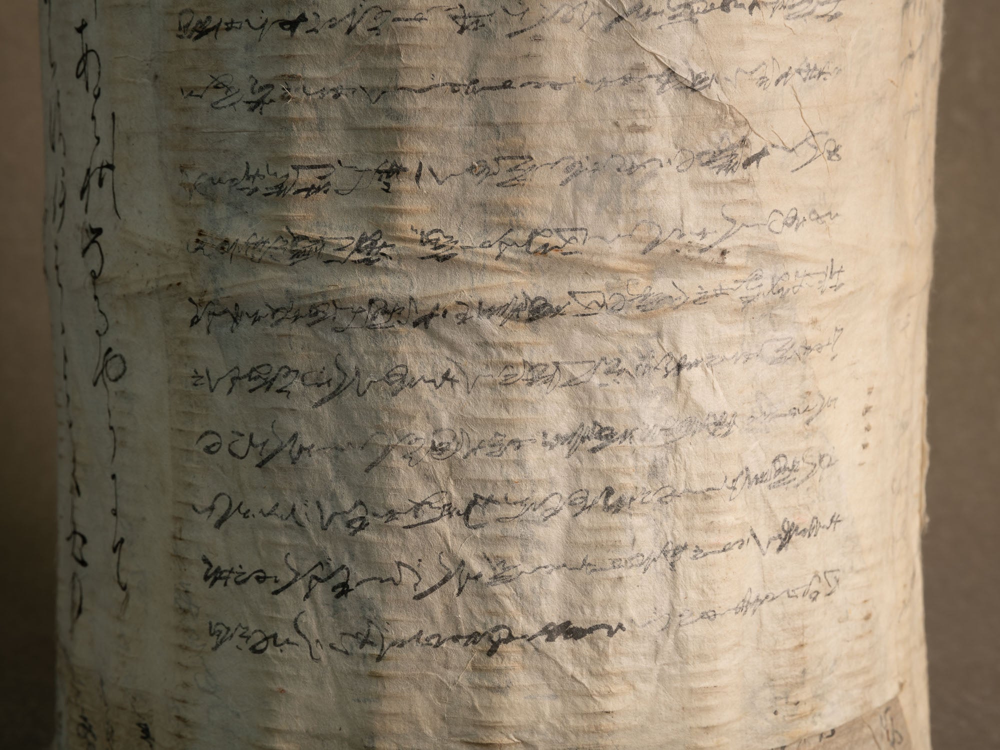 Grande corbeille / vase en vannerie de bambou gainé de papier washi, Japon (début du XXe siècle)..Large bamboo basket/flower vase wrapped in old calligraphed washi paper, Japan (early 20th century)