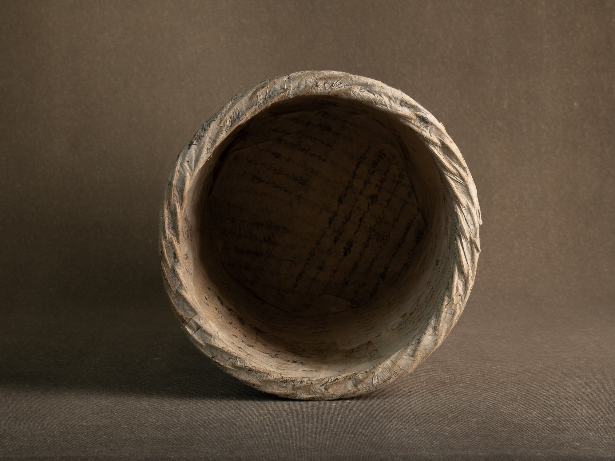 Grande corbeille / vase en vannerie de bambou gainé de papier washi, Japon (début du XXe siècle)..Large bamboo basket/flower vase wrapped in old calligraphed washi paper, Japan (early 20th century)