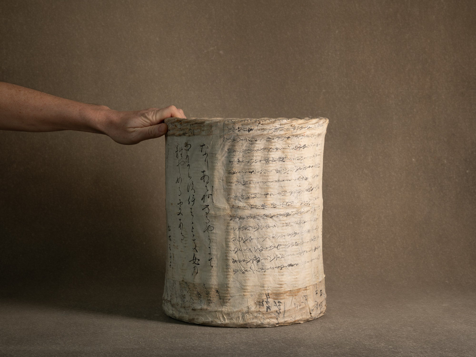 Grande corbeille / vase en vannerie de bambou gainé de papier washi, Japon (début du XXe siècle)..Large bamboo basket/flower vase wrapped in old calligraphed washi paper, Japan (early 20th century)