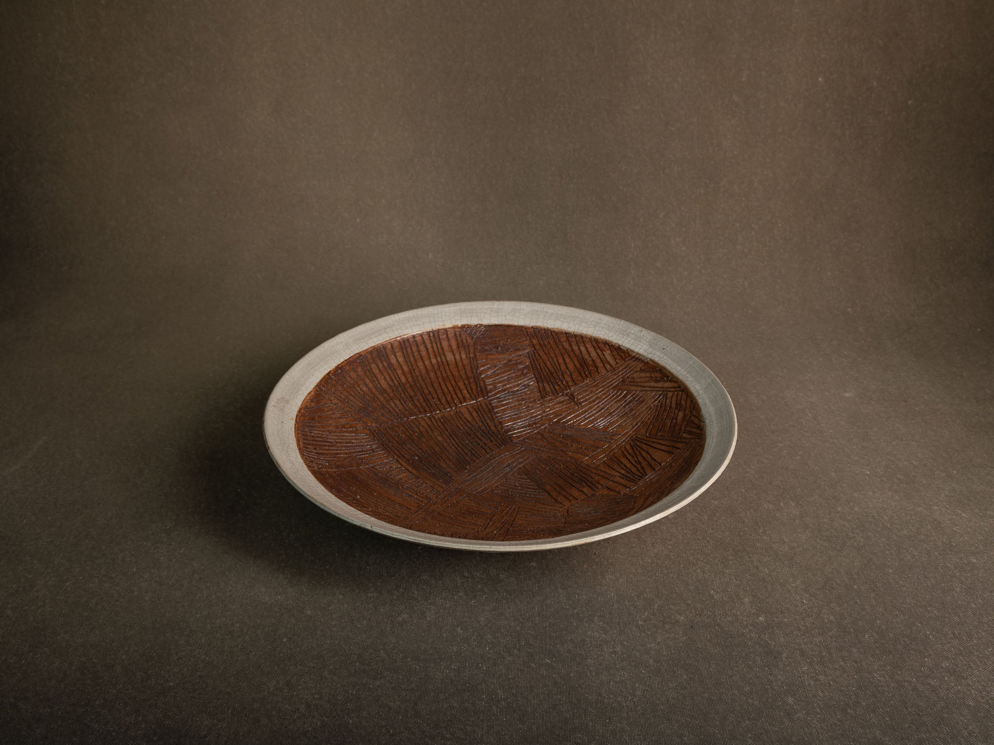 Important plat sculptural en grès, mouvance Sōdeisha (走泥社), Japon (vers 1960-65)..Unique sculptural stoneware dish, Sōdeisha (走泥社) movement, Japan (ca. 1960-65)