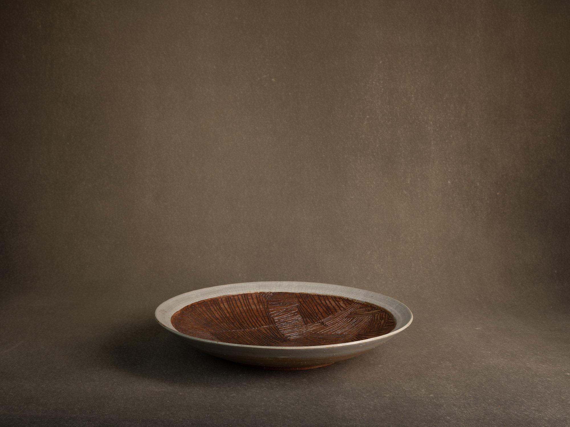 Important plat sculptural en grès, mouvance Sōdeisha (走泥社), Japon (vers 1960-65)..Unique sculptural stoneware dish, Sōdeisha (走泥社) movement, Japan (ca. 1960-65)