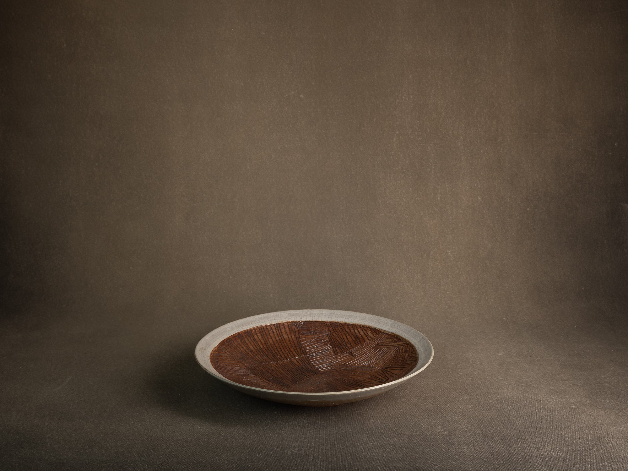 Important plat sculptural en grès, mouvance Sōdeisha (走泥社), Japon (vers 1960-65)..Unique sculptural stoneware dish, Sōdeisha (走泥社) movement, Japan (ca. 1960-65)